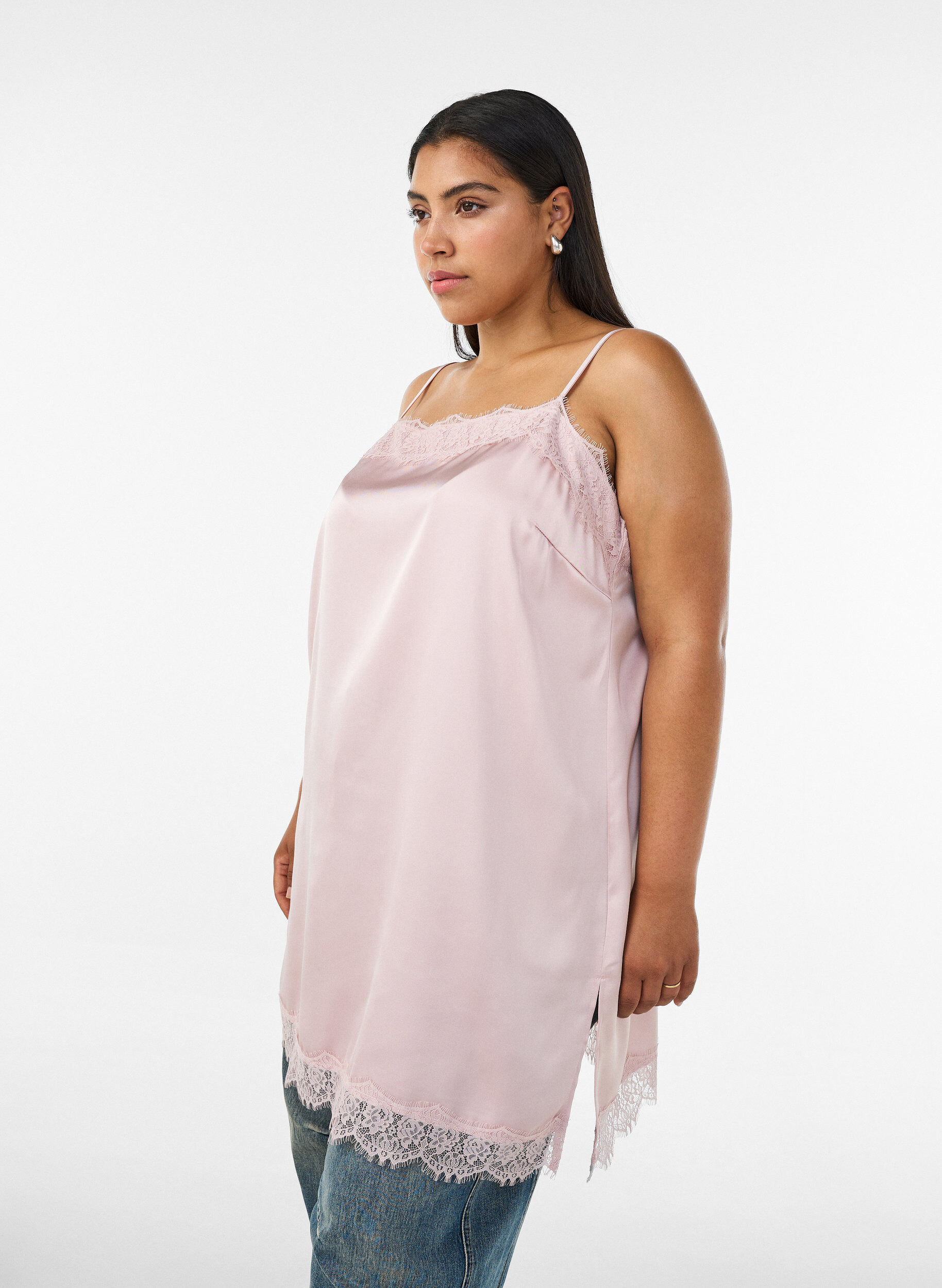 Haut long en satin bord&eacute; de dentelle, Rose poudr&eacute;e, Model