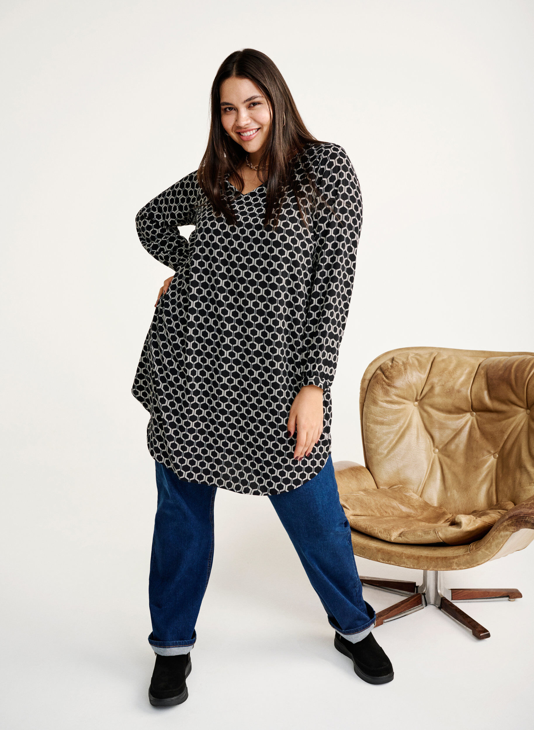 Zizzi Robe &agrave; col en V avec imprim&eacute;, Black Graphic AOP, Image image number 0