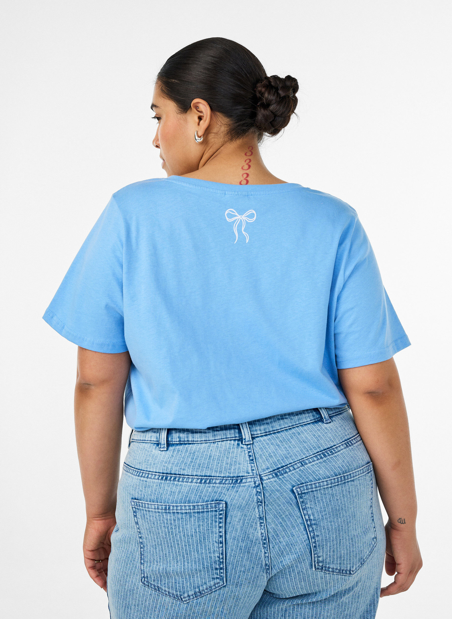 ZizziT-shirt en coton avec col V et imprim&eacute; devant, Bleu Clair, Model image number 2