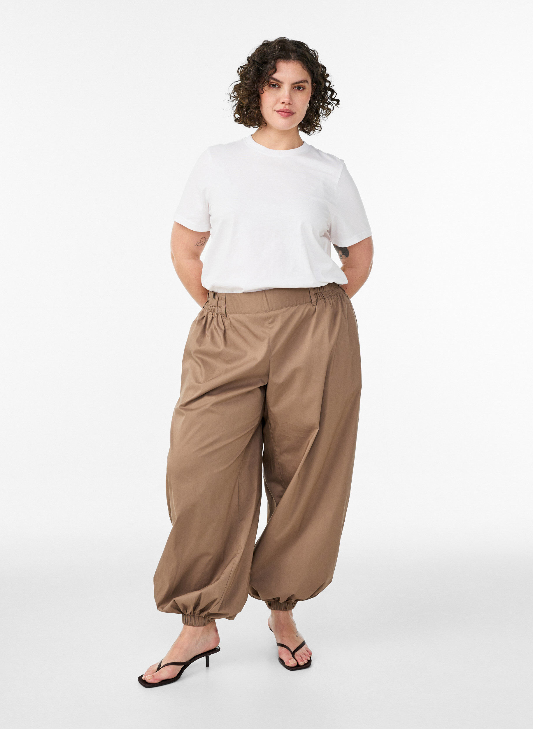 ZizziPantalon ballon taille haute avec ceinture &eacute;lastique, Marron, Model image number 0