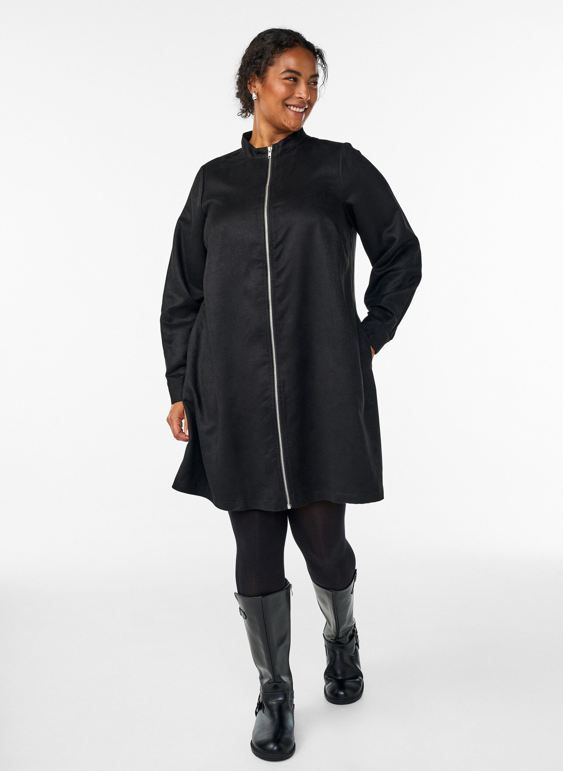 Zizzi Longue chemise en faux su&egrave;de avec fermeture &eacute;clair, Noir, Model image number 1