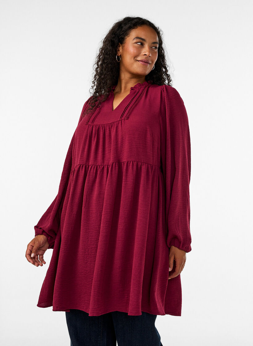 Robe coupe &eacute;vas&eacute;e avec une taille empire, Rouge, Model image number 0
