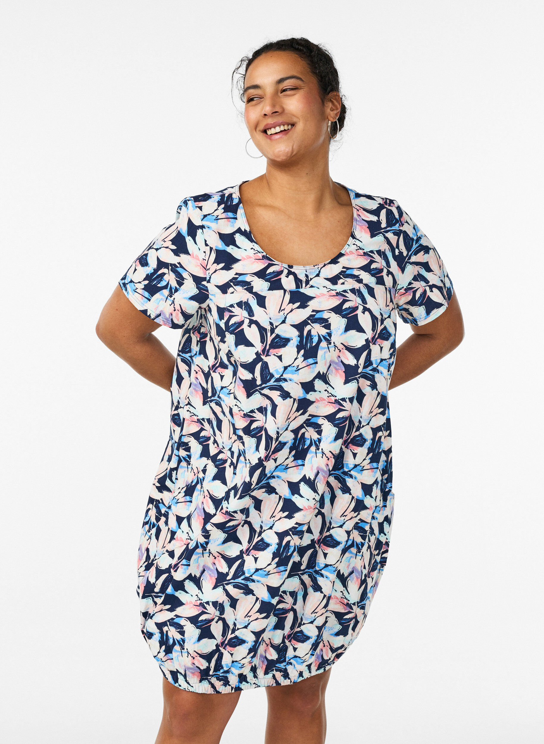 Zizzi Robe en coton &agrave; manches courtes avec imprim&eacute;, Bleu, Model image number 0