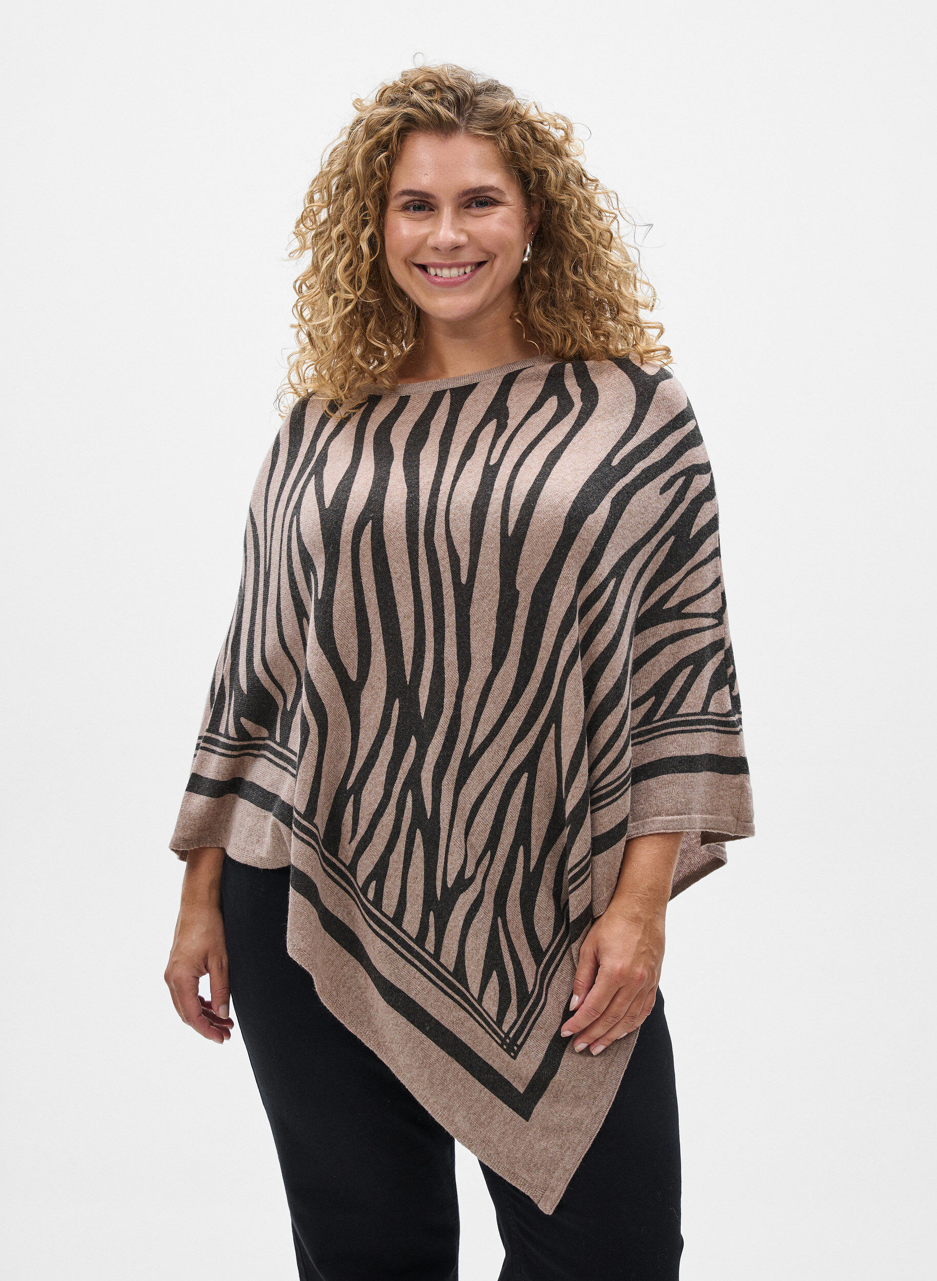 Fijngebreide poncho, Zwart, Model