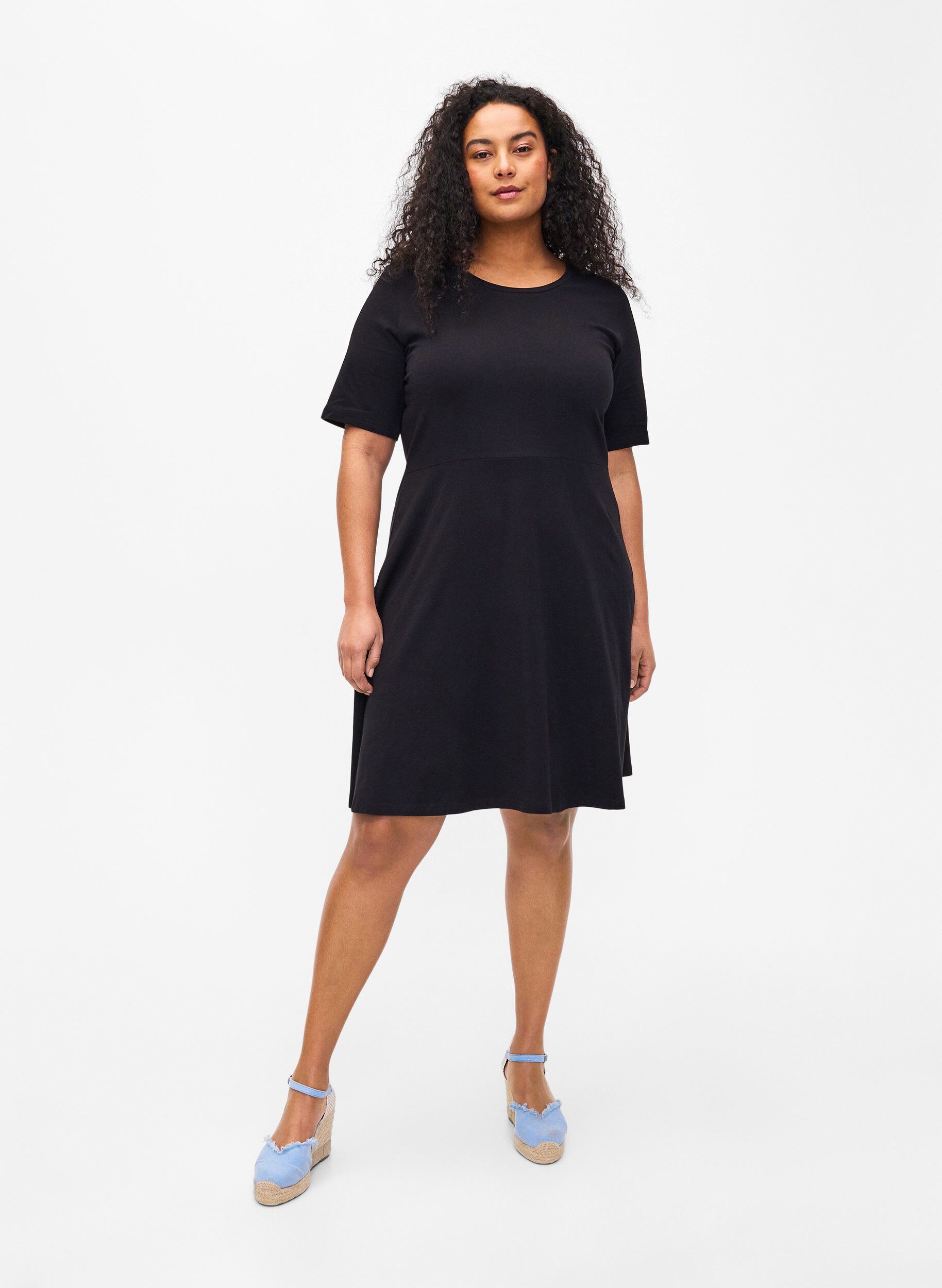 Zizzi Robe en coton de couleur unie avec des manches courtes, Black Solid, Model image number 2