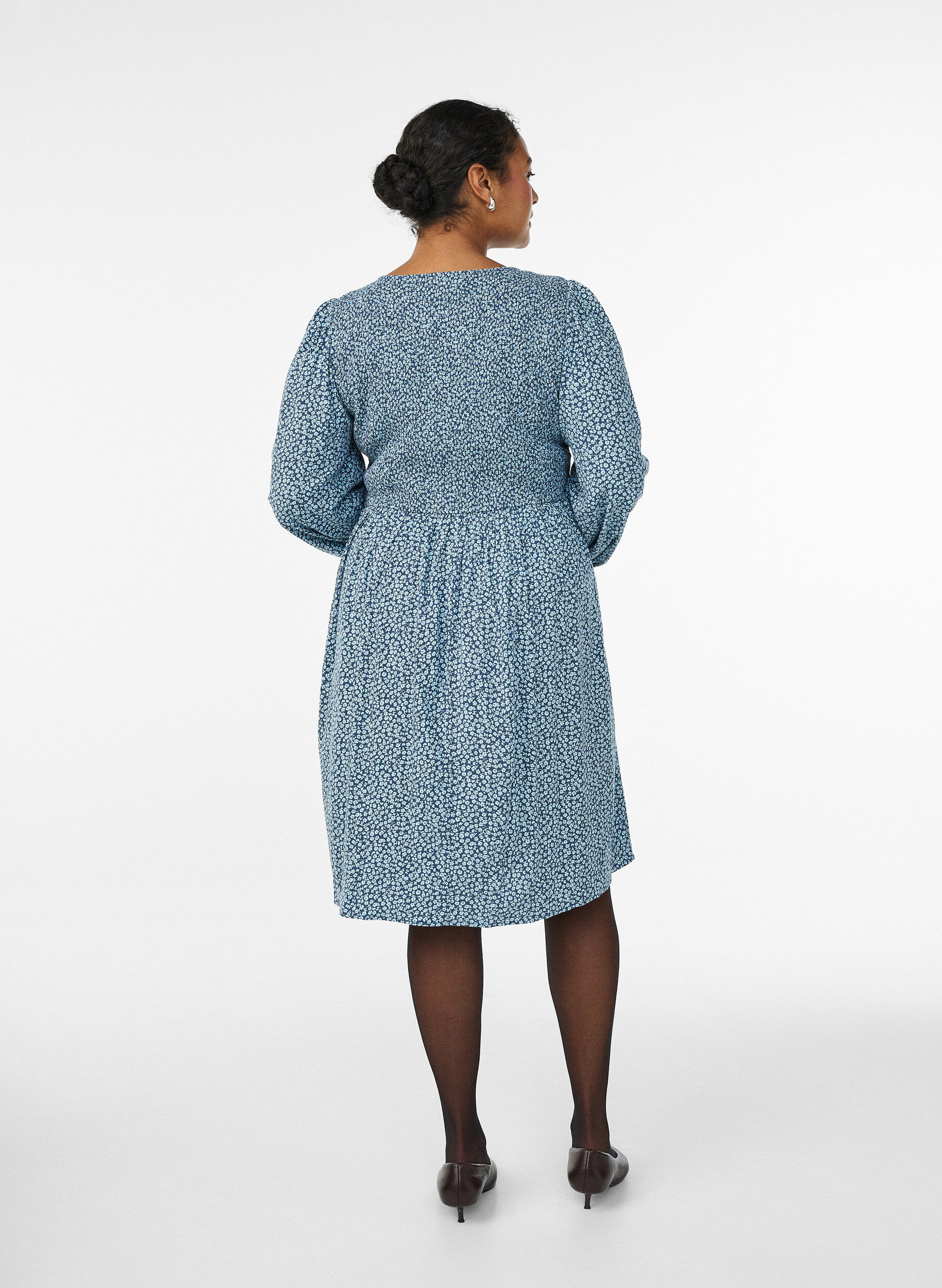 ZizziRobe avec haut smock&eacute; et imprim&eacute; &agrave; petites fleurs, Bleu, Model image number 2
