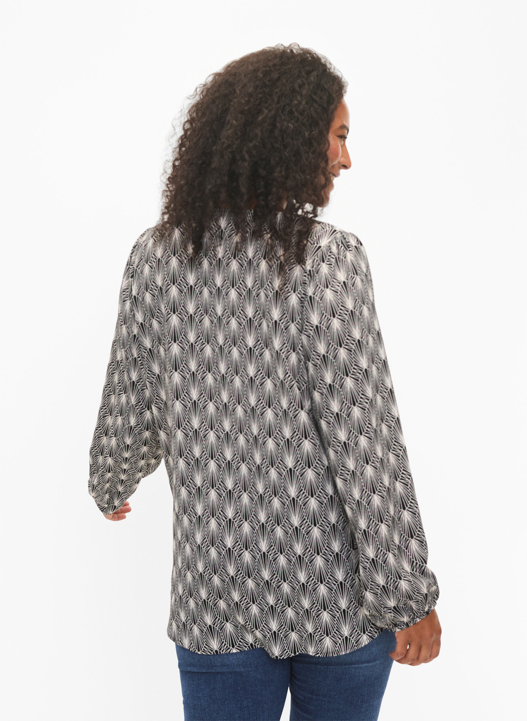 Zizzi Blouse avec col en V et imprim&eacute;, Birch Graphic AOP, Model image number 1