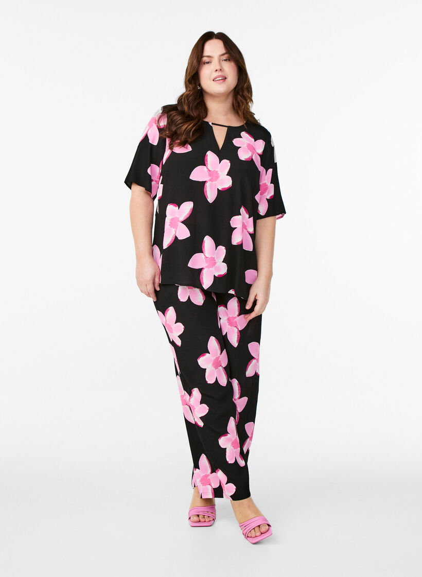 Pantalon ample en viscose avec poches, Noir, Model image number 0