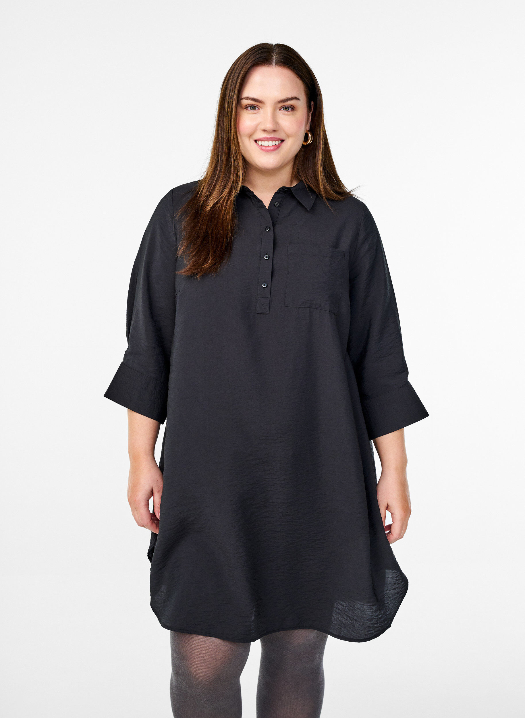 Robe courte avec col et poche poitrine, Noir, Model