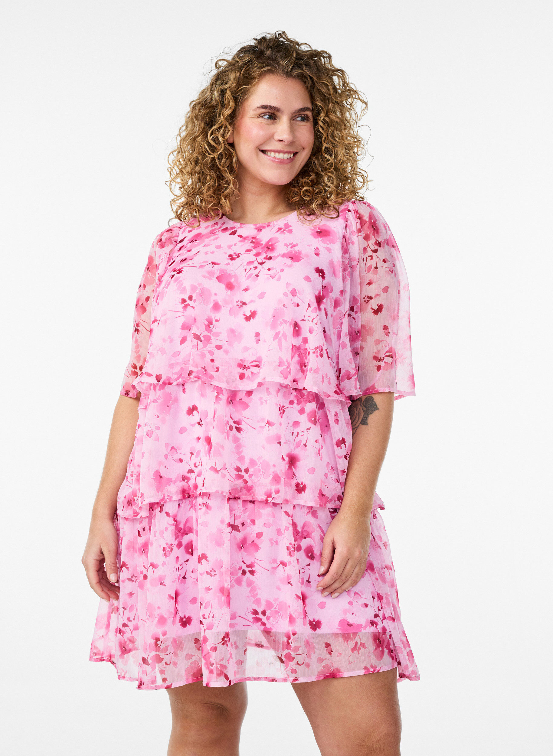 ZizziKorte jurk met chiffonlook, bloemenprint en volantlagen, Roze, Model image number 0