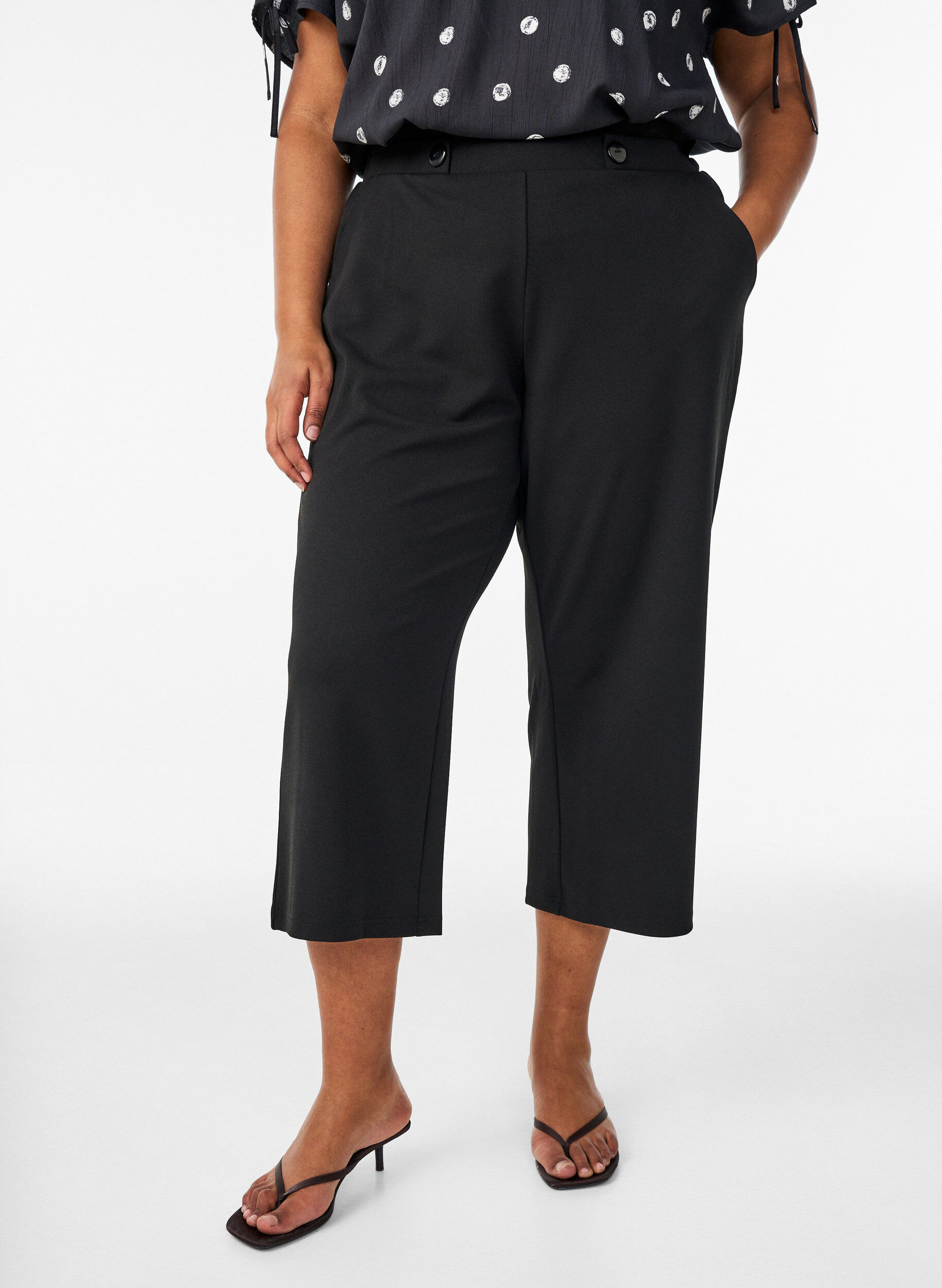 Zizzi Pantalon 7/8 &agrave; coupe ample, Noir, Model image number 0