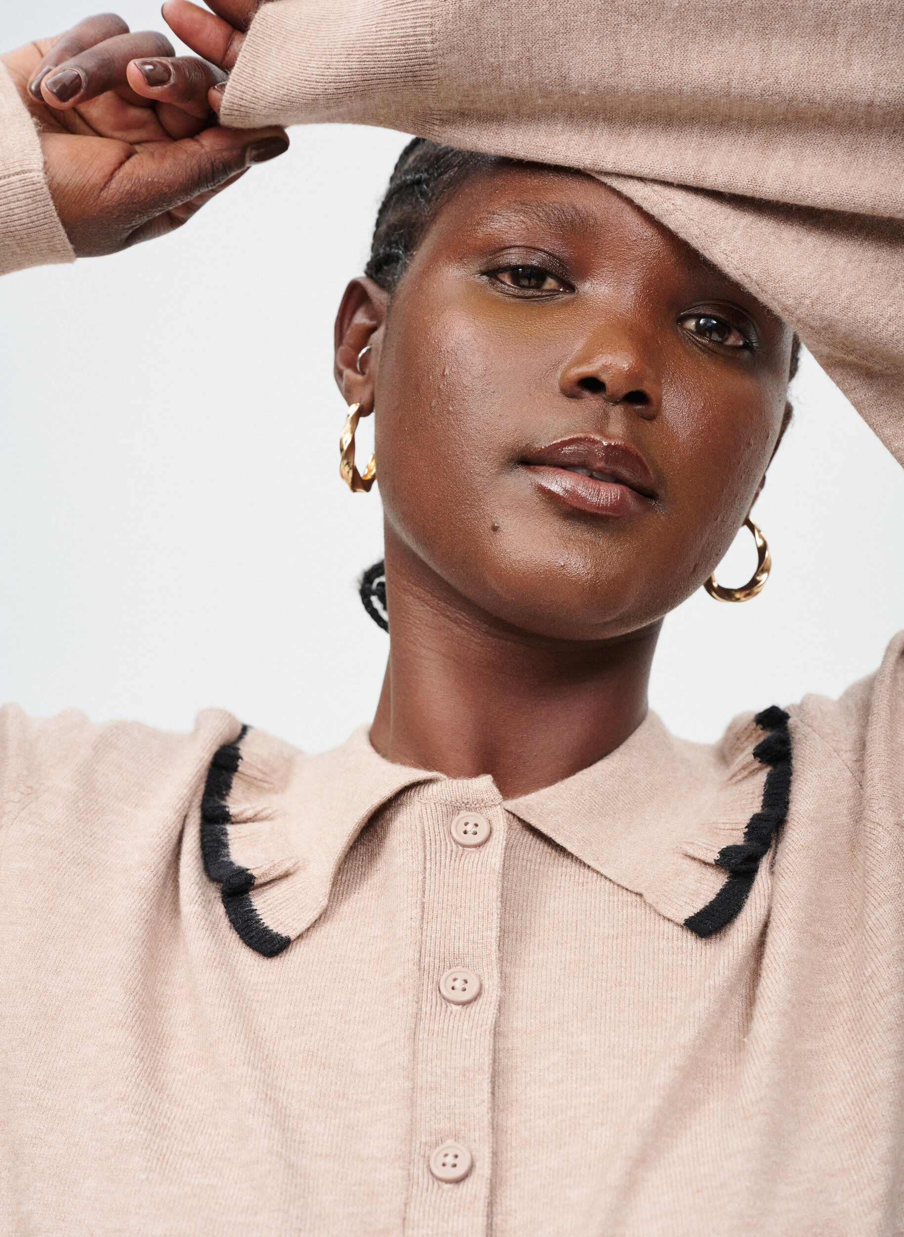 Zizzi Blouse en maille avec un col et un volant contrastant, Beige, Image image number 0