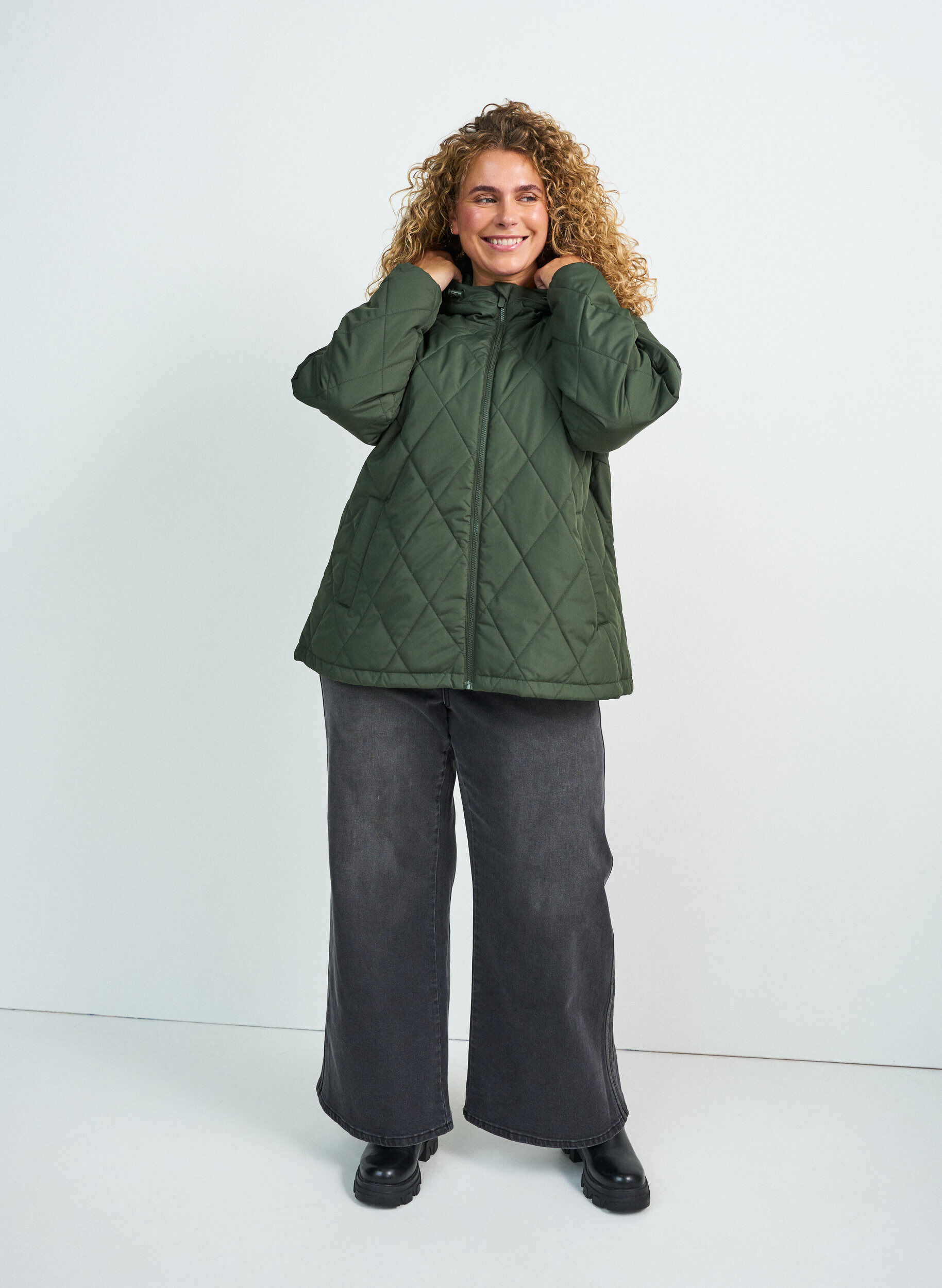ZizziLicht gewatteerd jack met diamant-quilt, Groen, Model image number 1