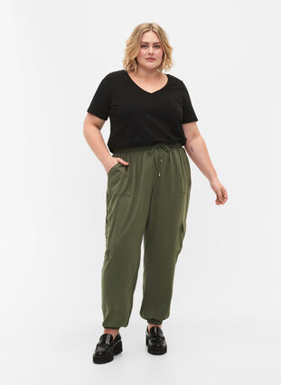 Pantalon cargo de couleur unie avec de grandes poches, Black Olive, Model image number 0
