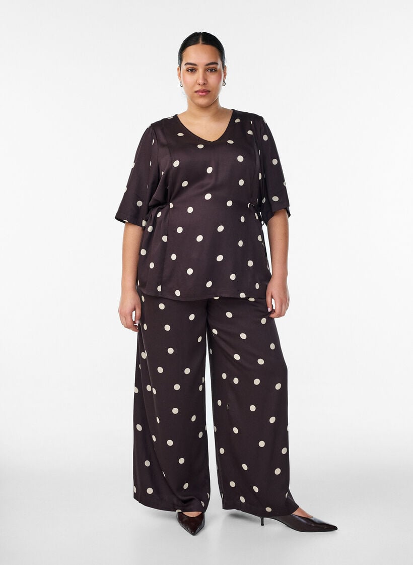 Pantalon en viscose &agrave; pois et &agrave; coupe ample, Marron, Model