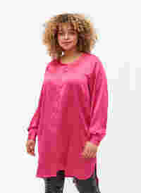 Lang glanzend shirt met split, Pink Flambé, Model