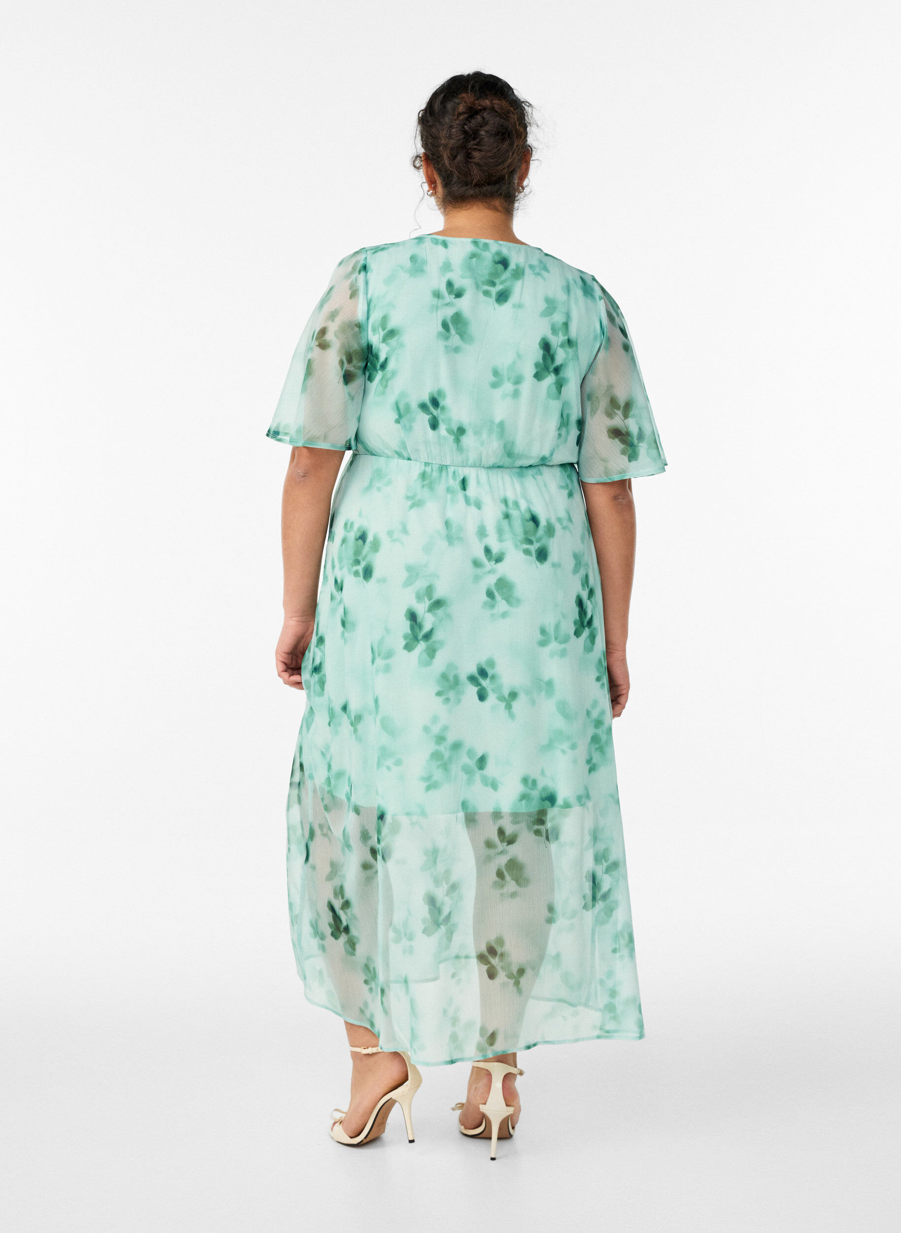Zizzi Robe longue en chiffon imprim&eacute; floral et manches courtes, Vert, Model image number 1