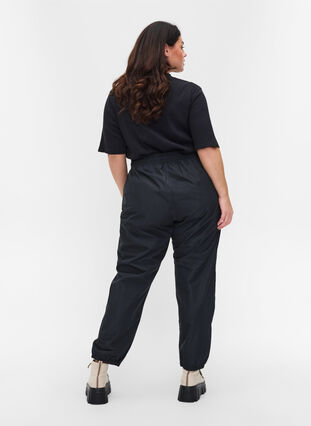 Pantalon de pluie avec élastique et cordons de serrage, Black, Model image number 1