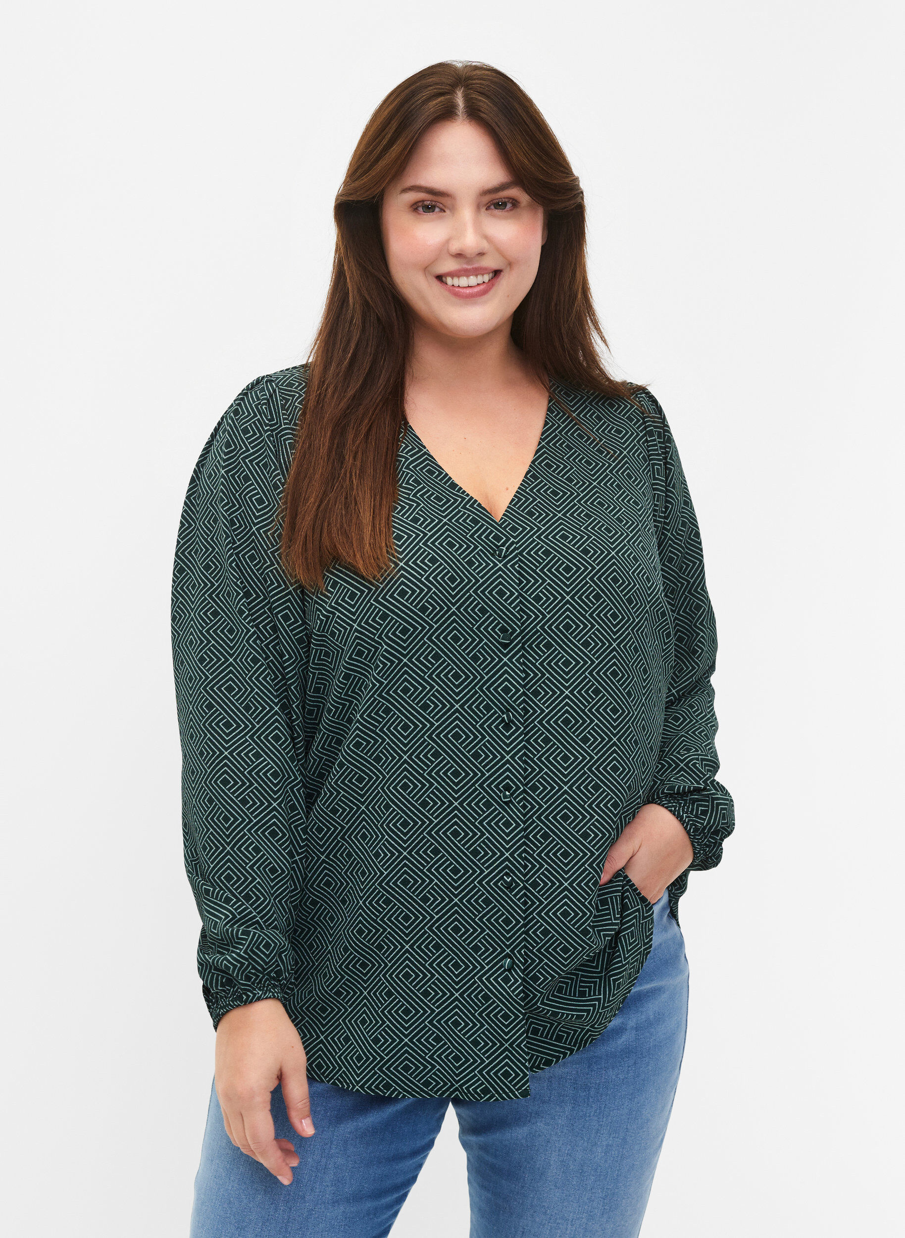 Zizzi Blouse avec col en V et imprim&eacute;, Scarab Graphic AOP, Model image number 0