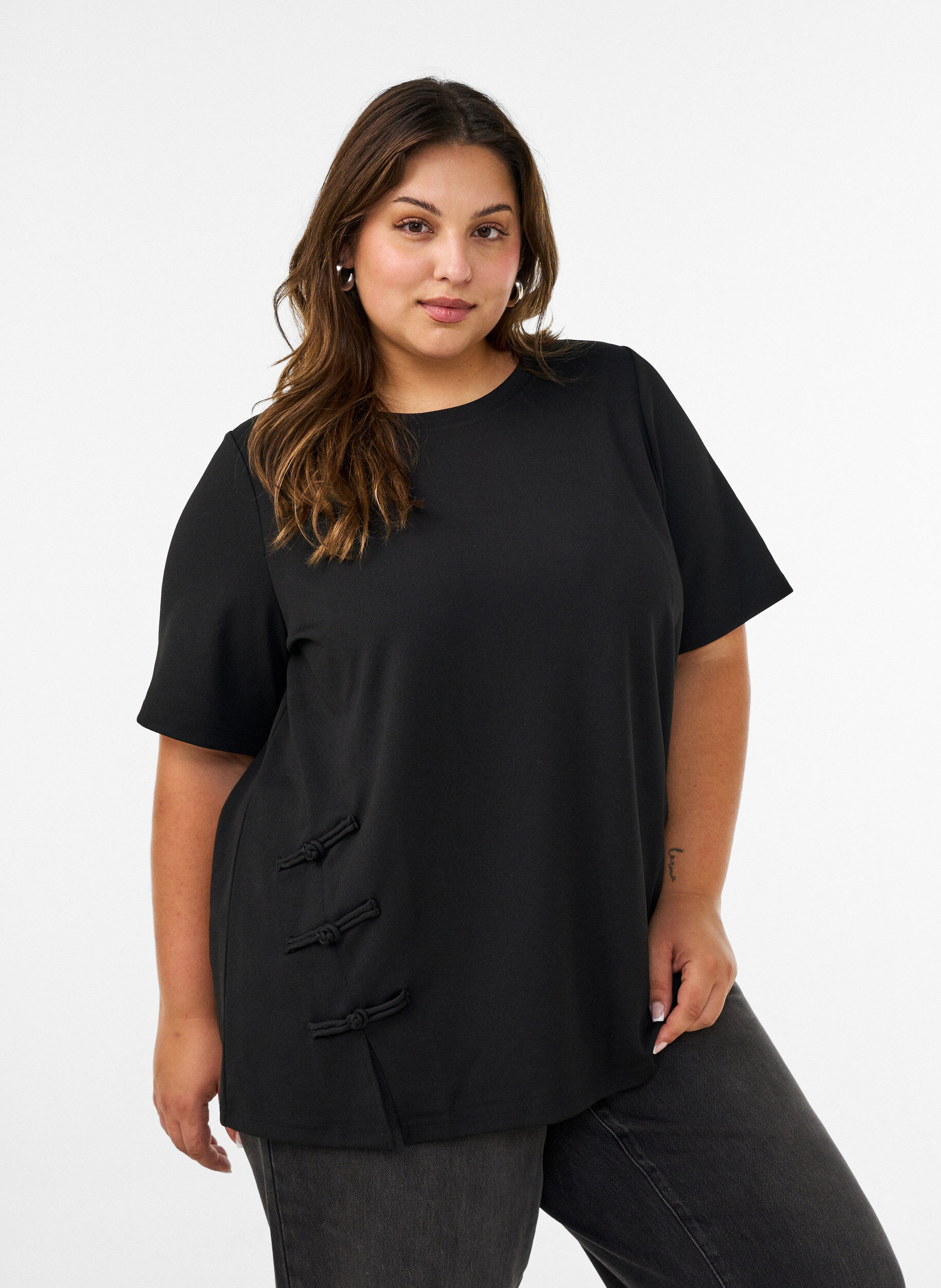 T-shirt met splitjes en decoratieve knoopsluitingen, Zwart, Model