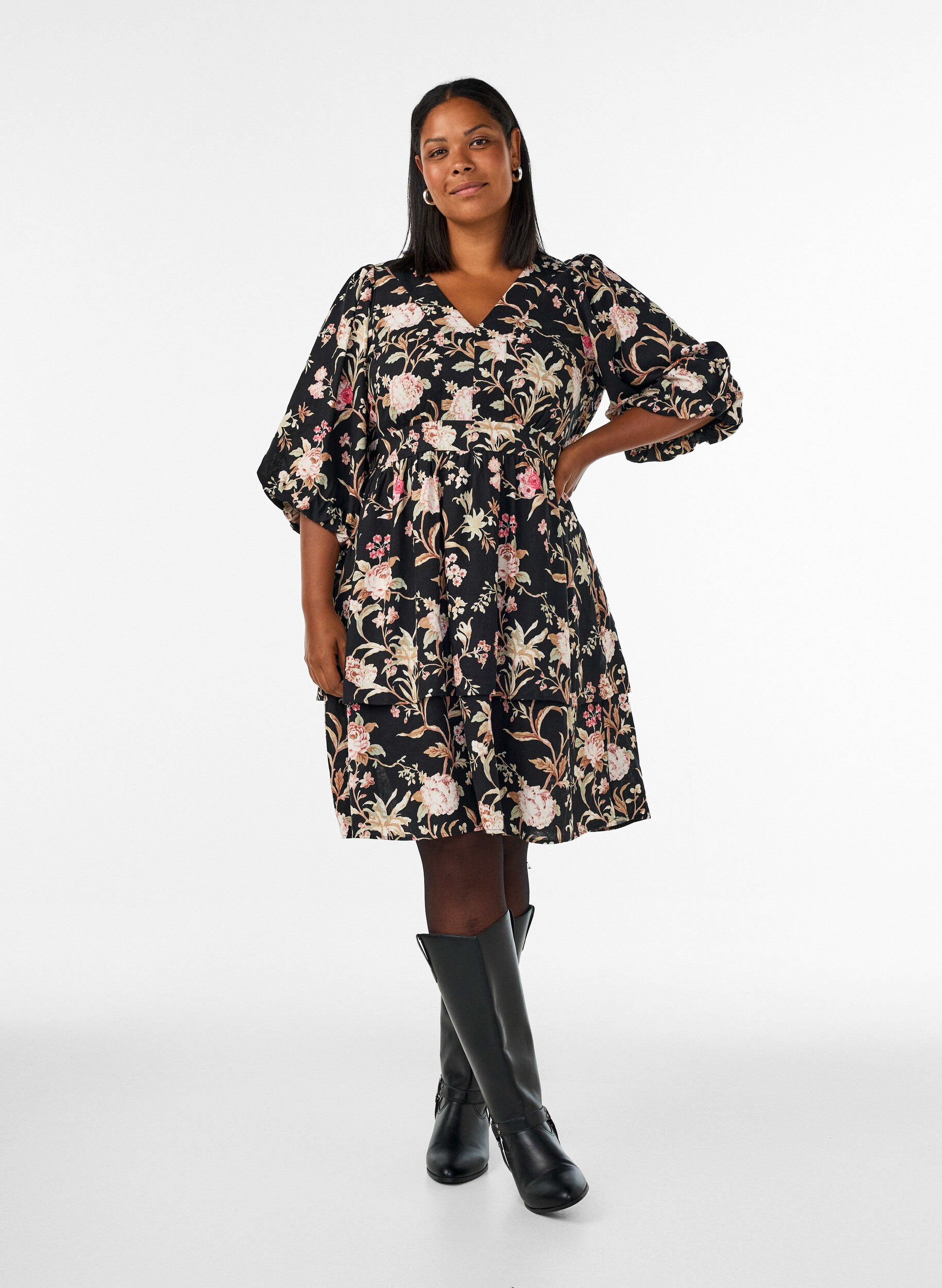 ZizziBloemenjurk in linnen en viscose met een empirelijn, Zwart, Model image number 1