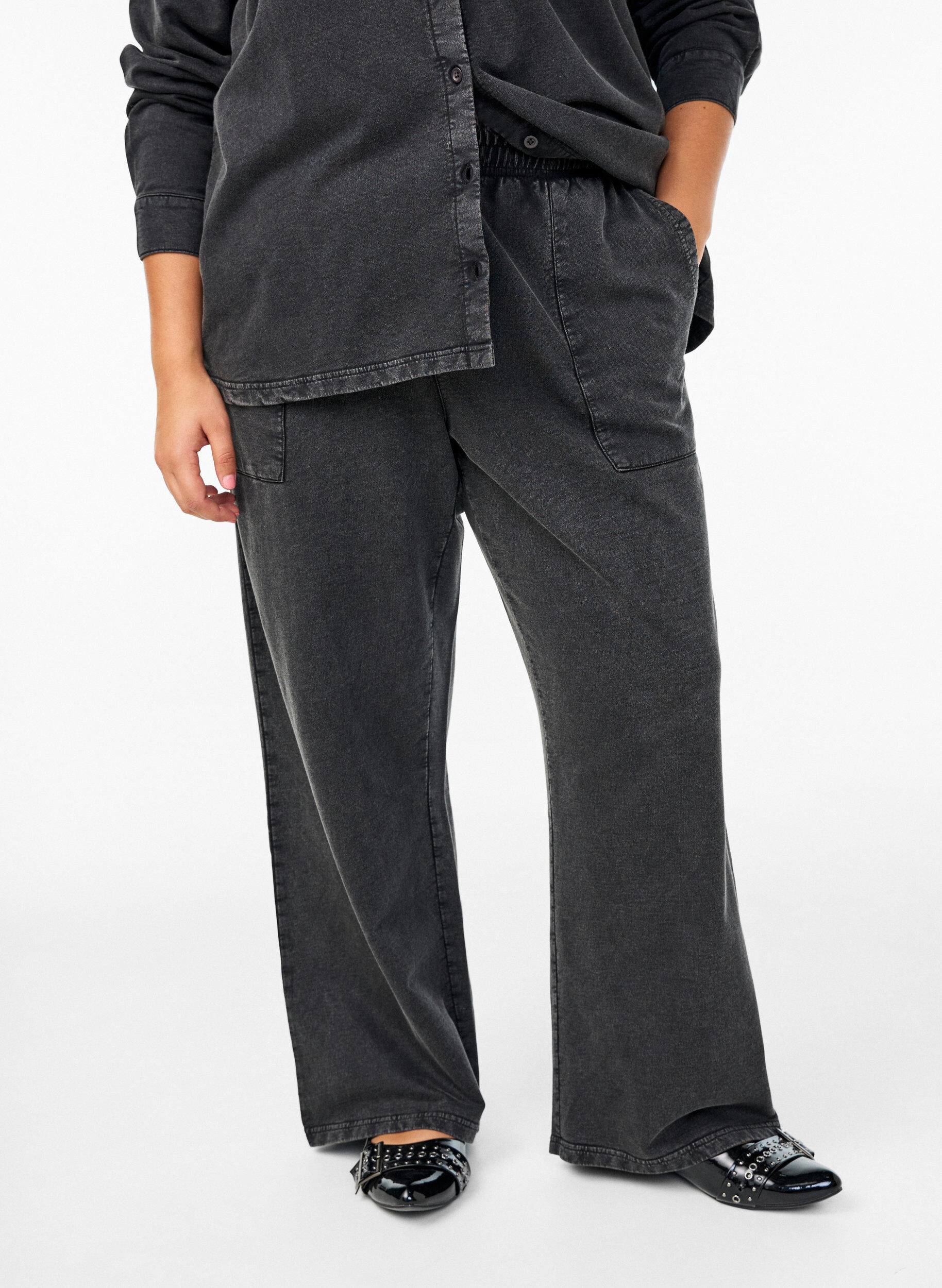 Zizzi Pantalon de jogging coupe ample &agrave; effet d&eacute;lav&eacute;, Gris anthracite, Model image number 2