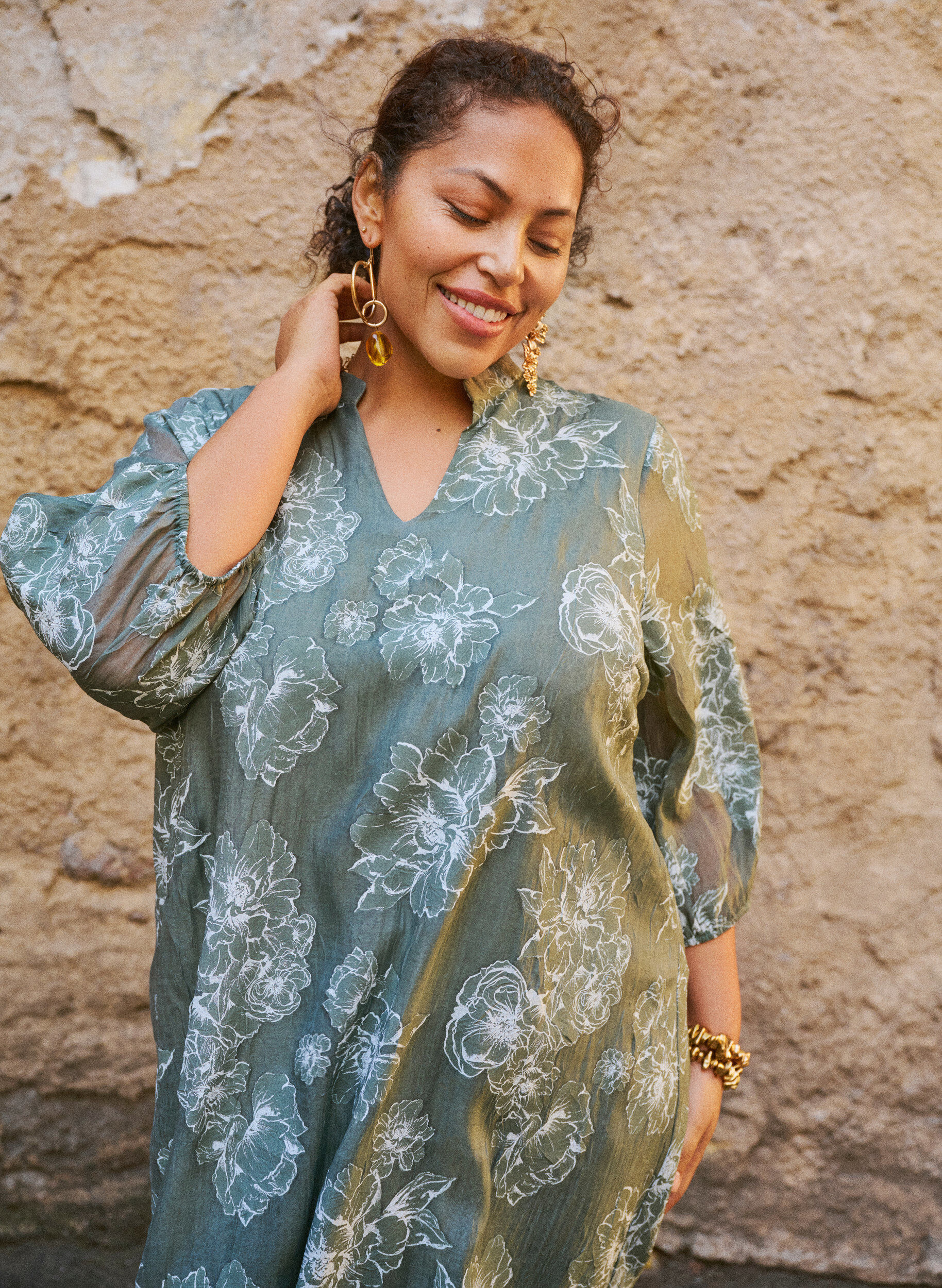 Zizzi Robe midi &agrave; imprim&eacute; floral et manches 3/4 transparentes, Vert, Image image number 0