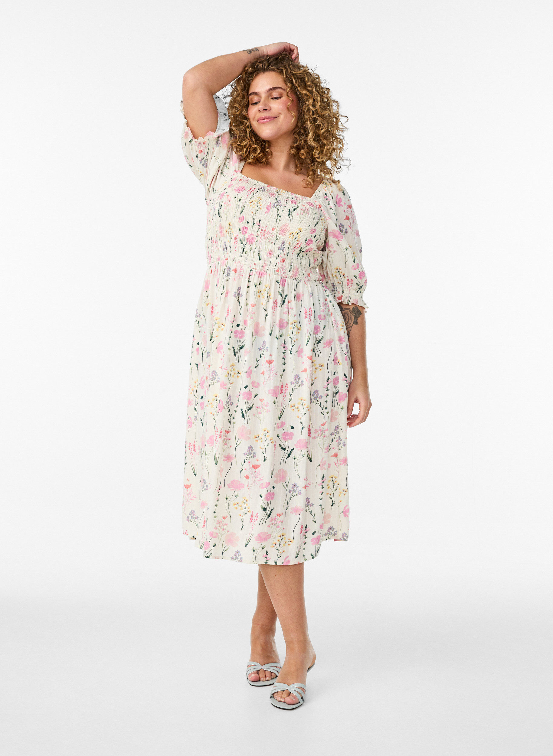 Robe d'&eacute;t&eacute; florale en viscose, Vanille, Model