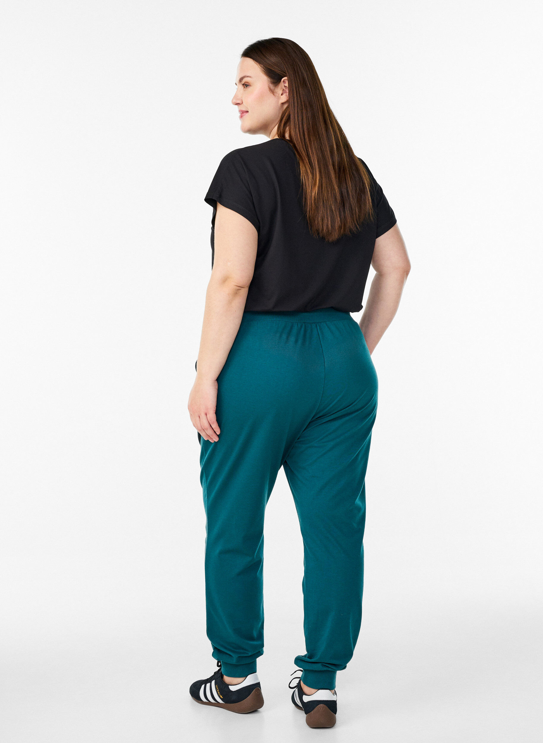 Zizzi Pantalon de surv&ecirc;tement ample avec poches, Vert, Model image number 2