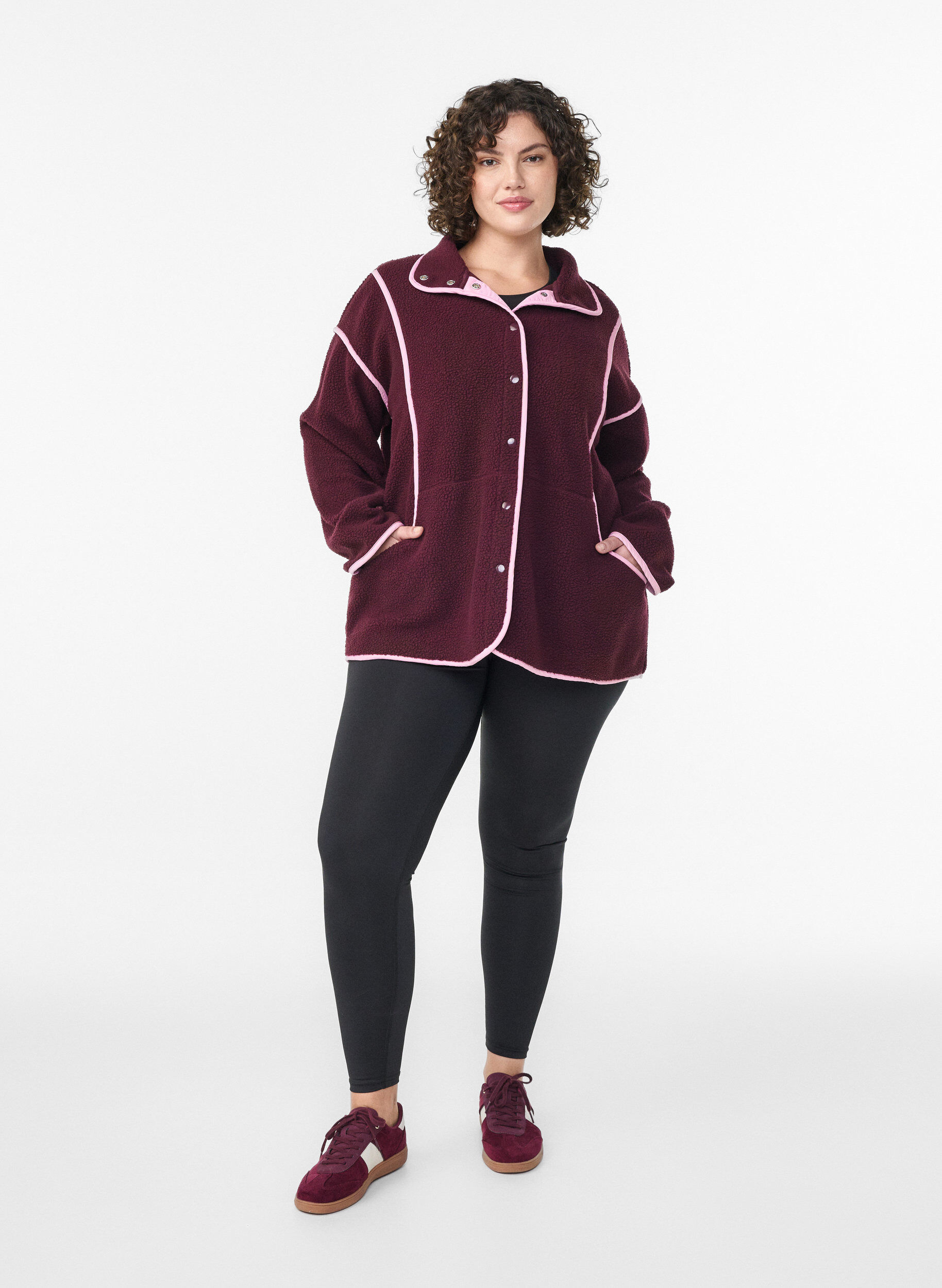 Zizzi Veste teddy avec d&eacute;tails contrastants, Bordeaux, Model image number 1