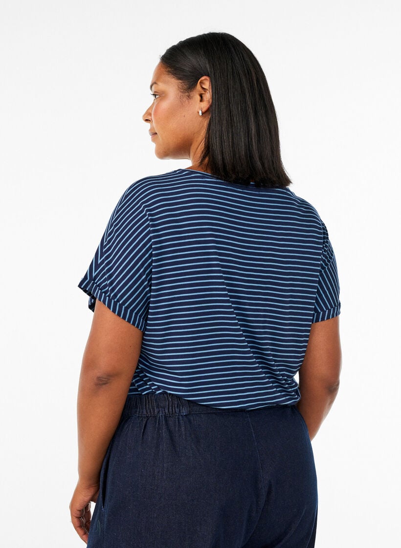 T-shirt ray&eacute; en viscose avec un col rond, Bleu, Model image number 2