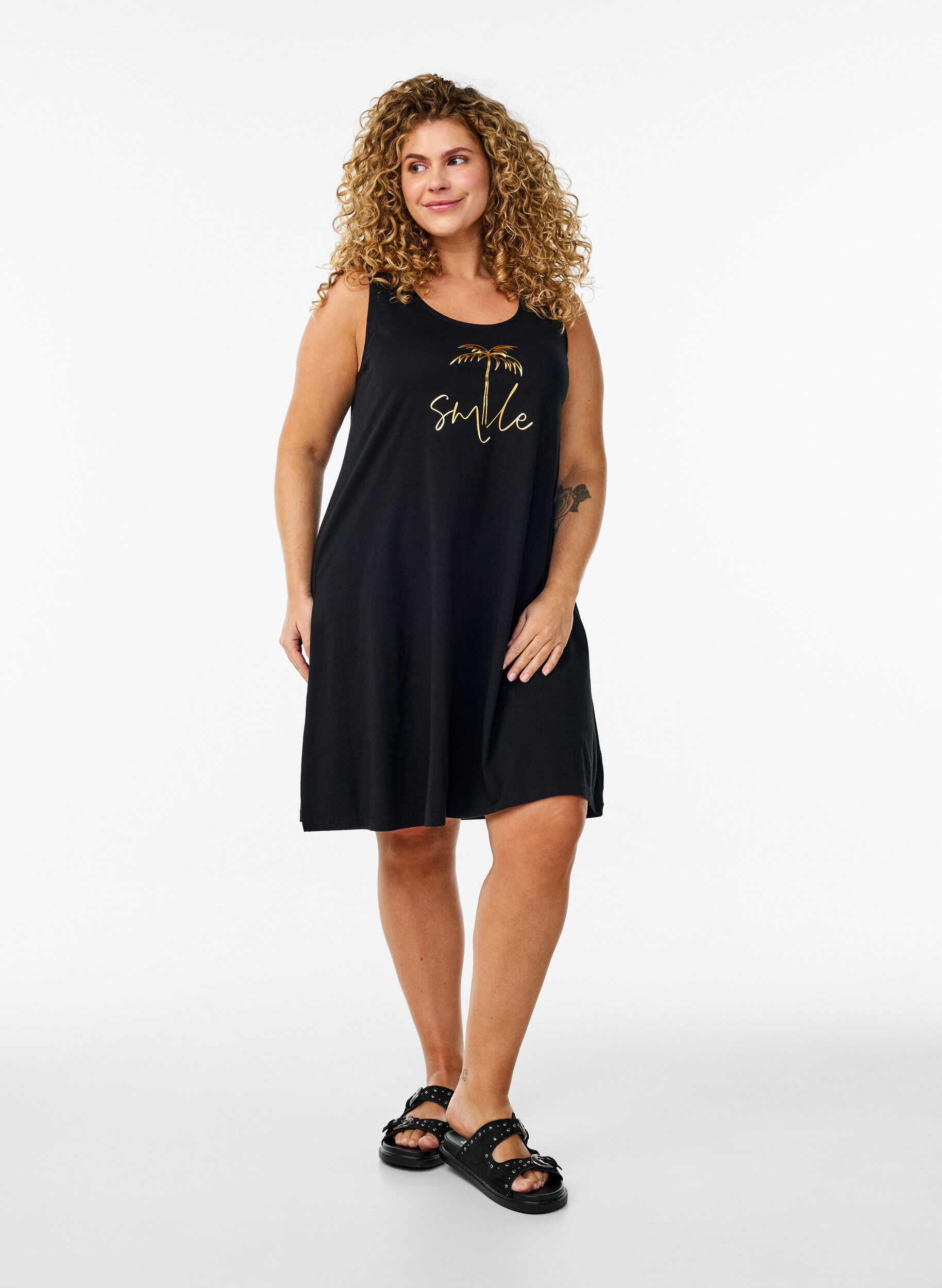 Zizzi Robe &eacute;vas&eacute;e sans manches, Noir, Model image number 1