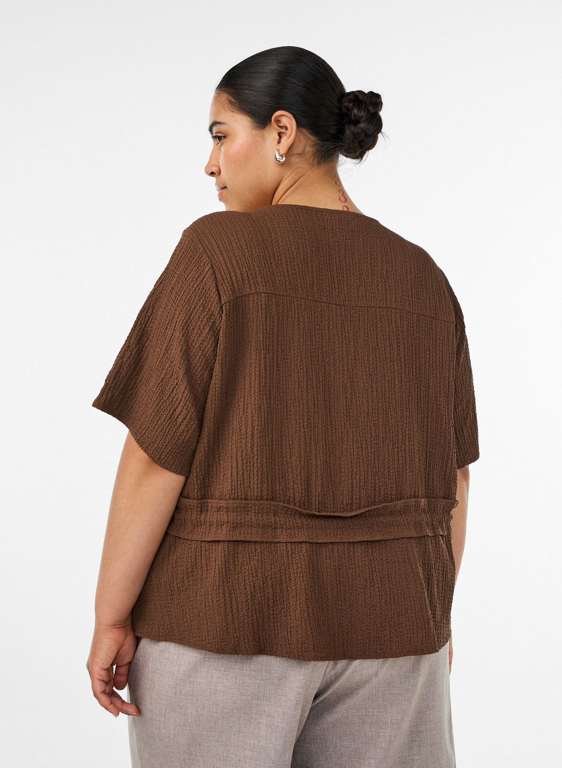 ZizziBlouse avec texture et lien &agrave; la taille, Marron, Model image number 2