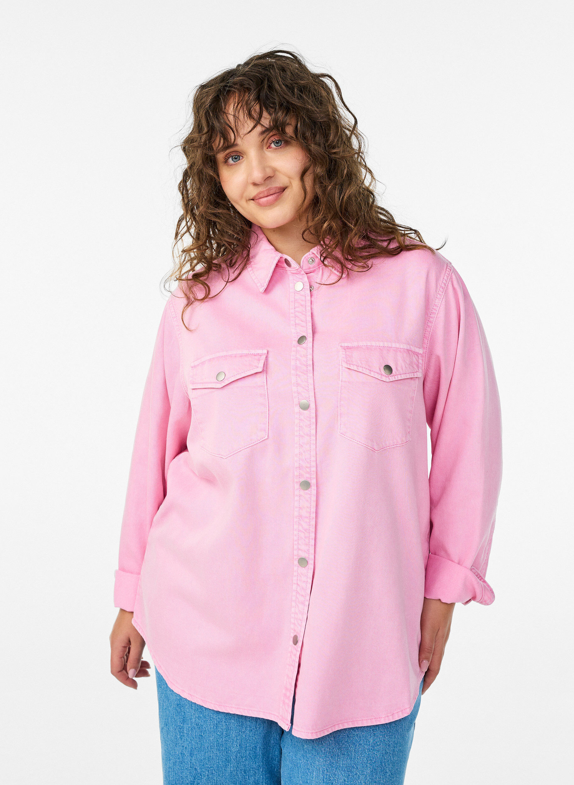 Chemise en jean avec poches poitrine, Rose, Model