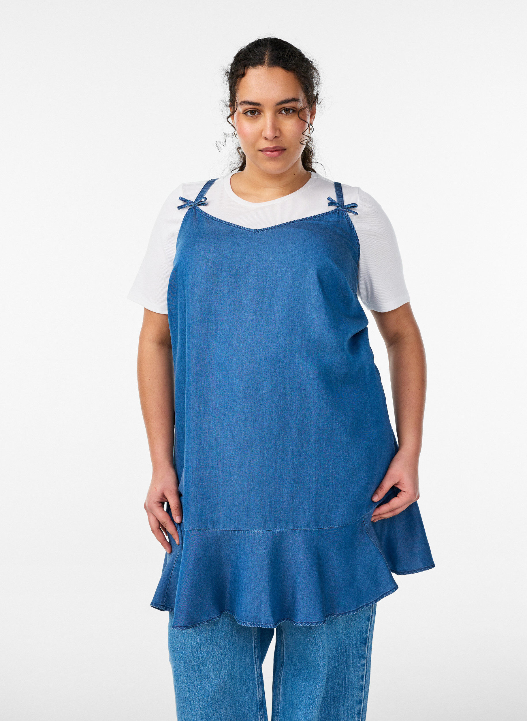 Knielange jurk met bandjes in TENCEL&trade; Lyocell met een denimlook, Blauw, Model