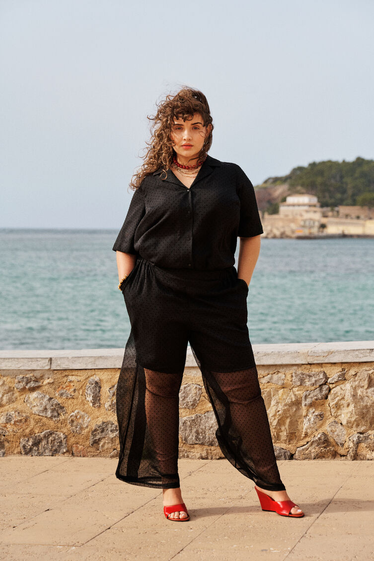 Noir &eacute;l&eacute;gant avec des accents rouges, , Model