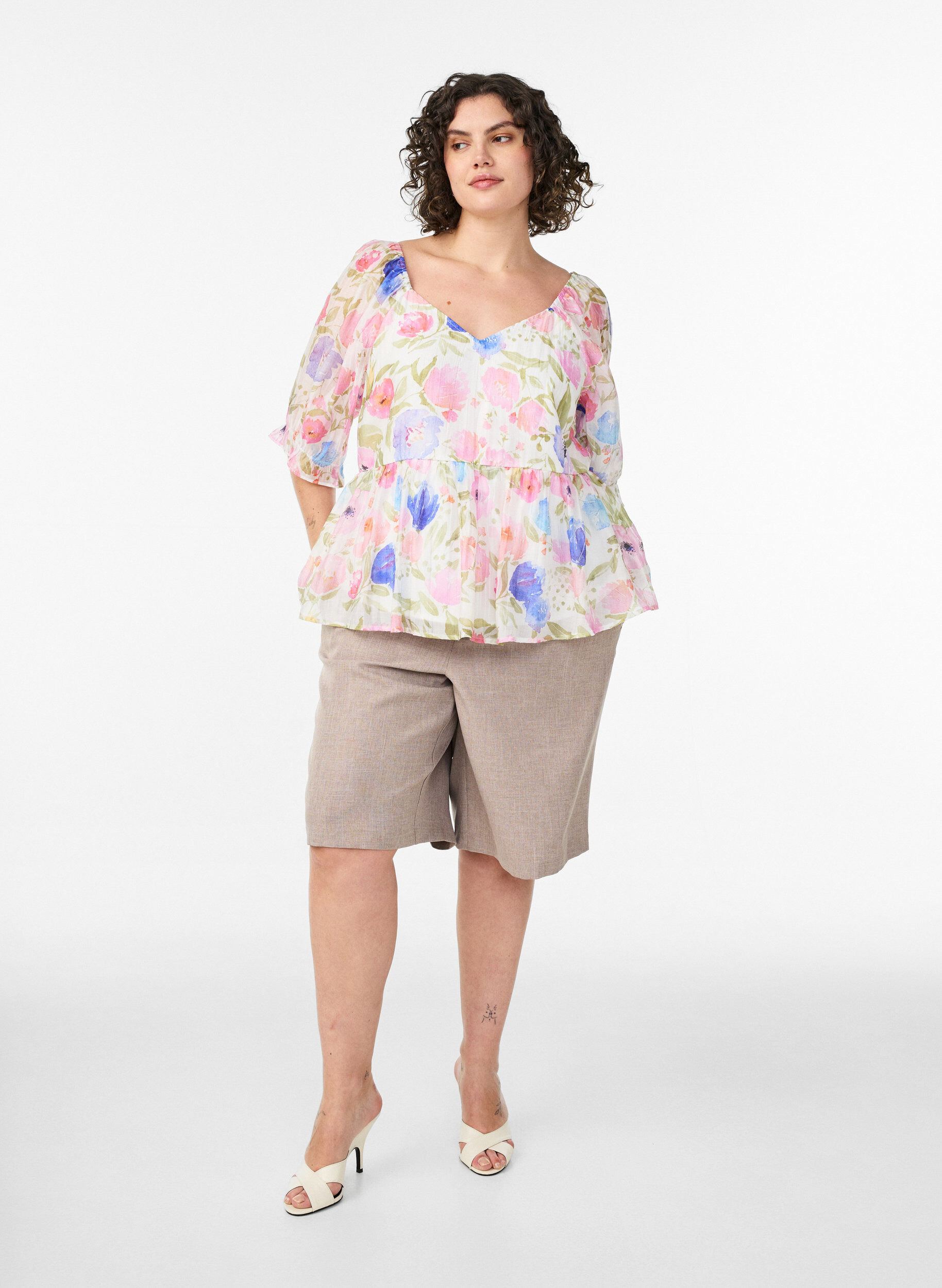 ZizziBlouse en lyocell &agrave; imprim&eacute; floral et d&eacute;collet&eacute; en c&oelig;ur, Blanc, Model image number 1