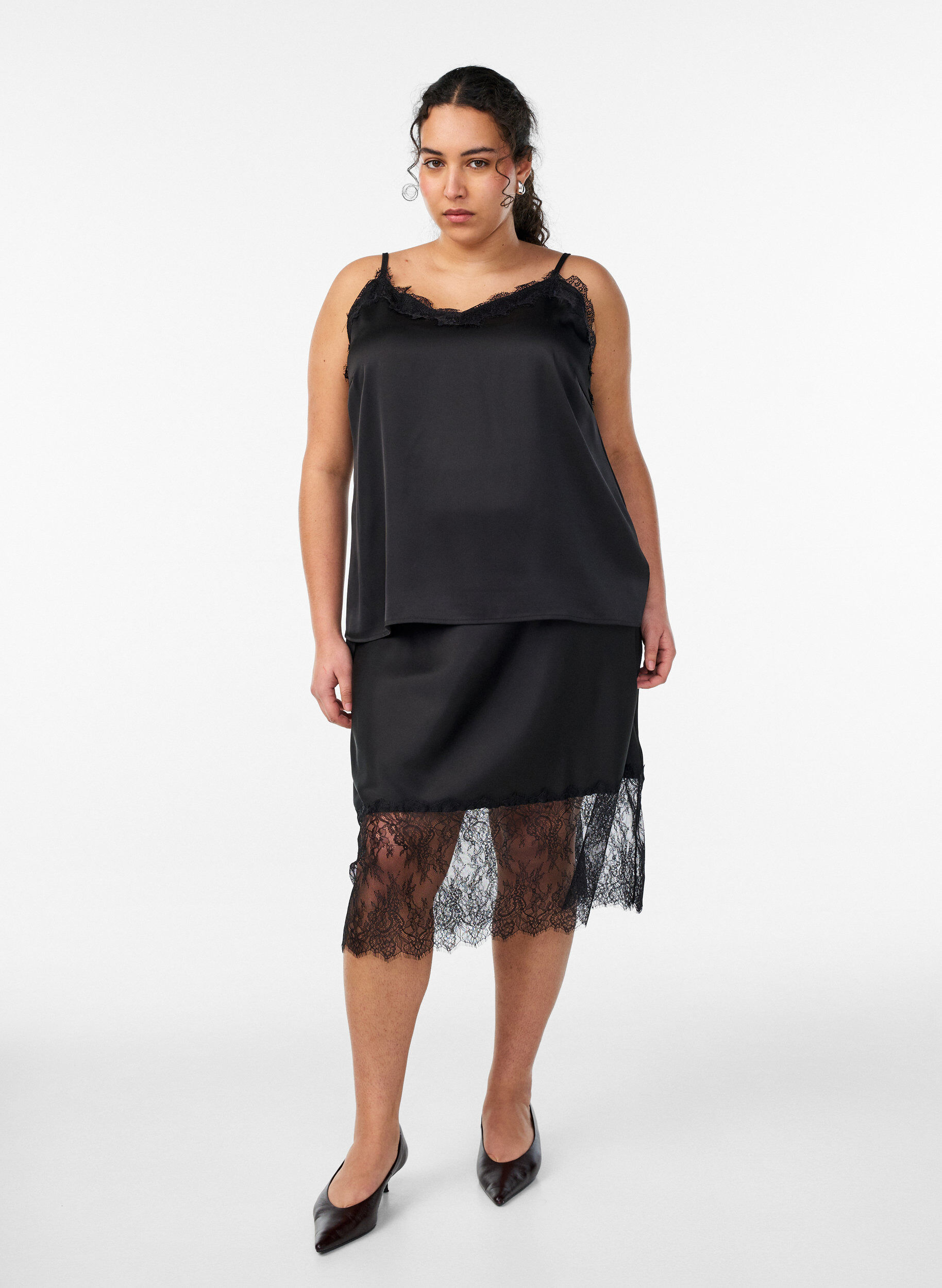 ZizziSatijnen hemdje met kanten randje, Zwart, Model image number 1