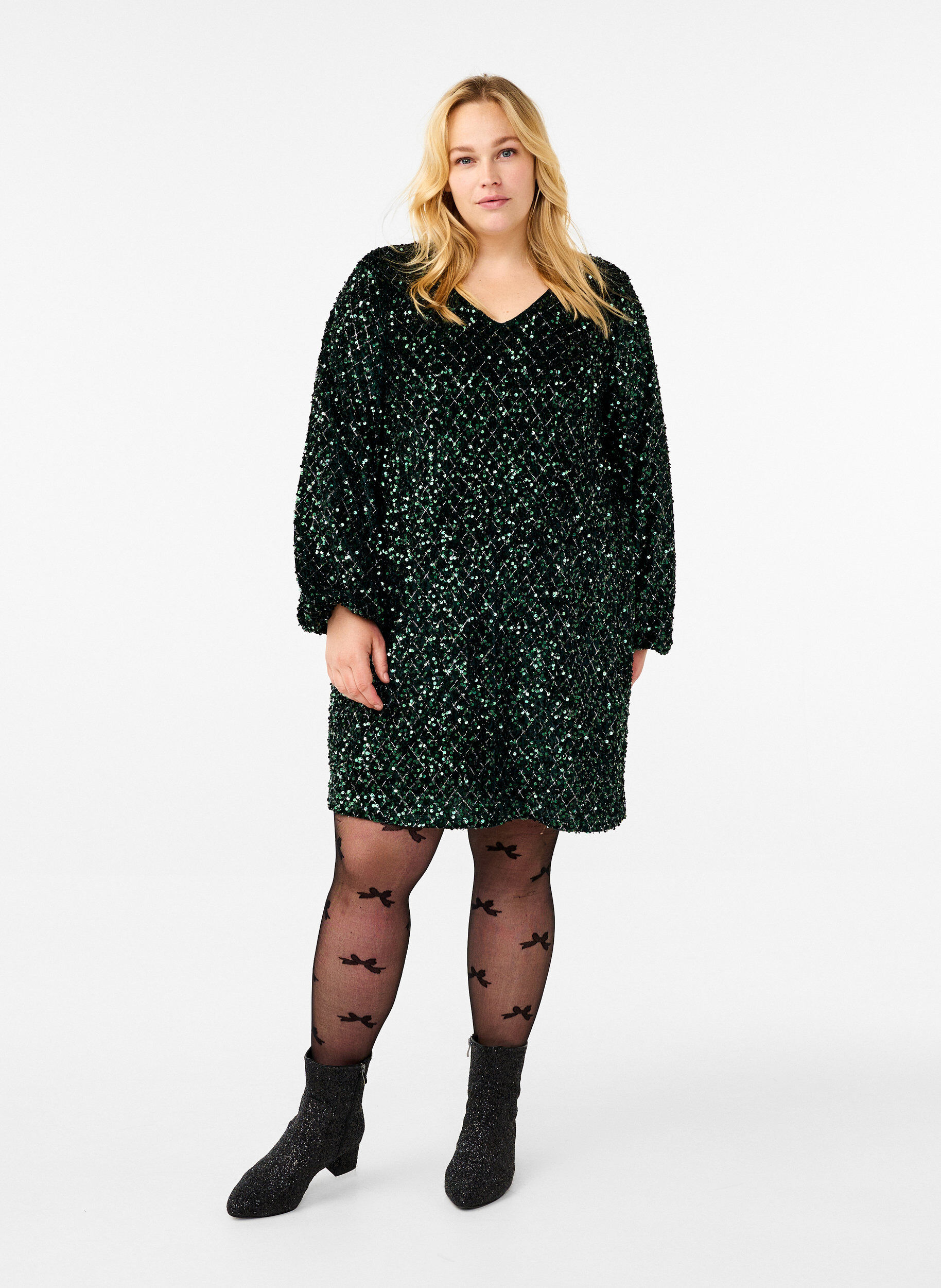 Zizzi Robe &agrave; paillettes avec un d&eacute;collet&eacute; en V et un motif carreaux, Rain Forest Sequins, Model image number 0