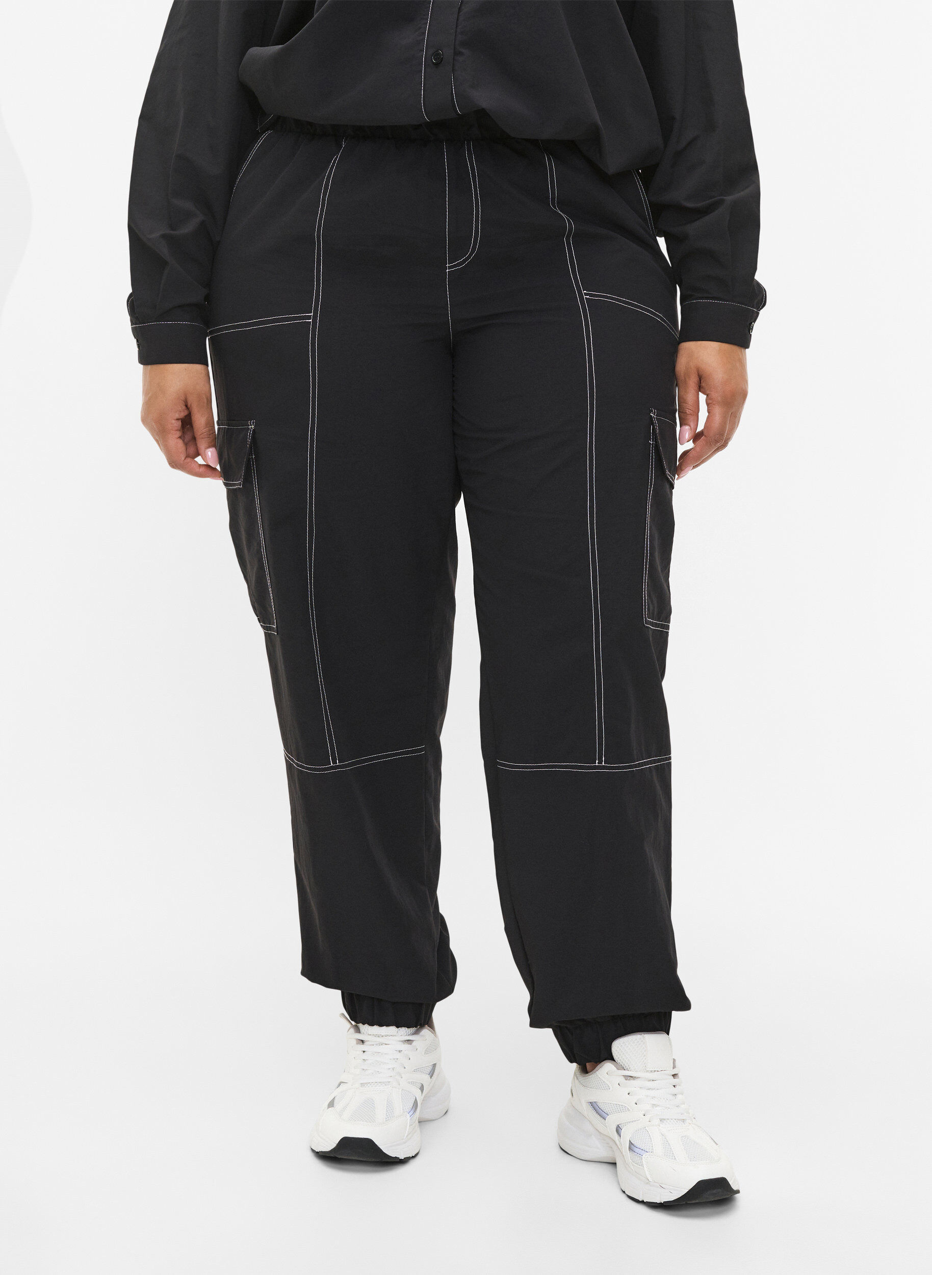 ZizziCargobroek met contrasterende stiksels, Black, Model image number 2