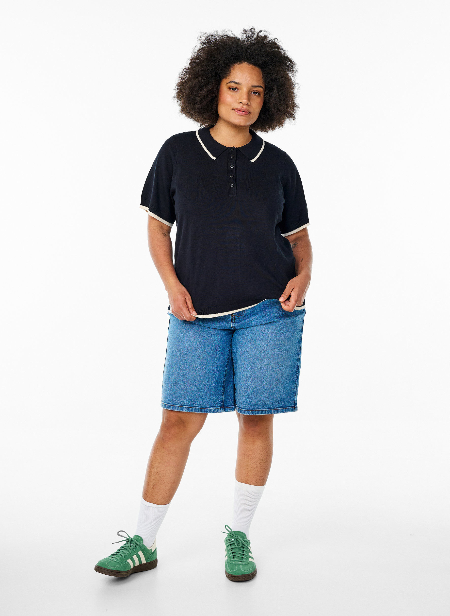 Zizzi Polo en maille fine avec finitions contrast&eacute;es, Noir, Model image number 1