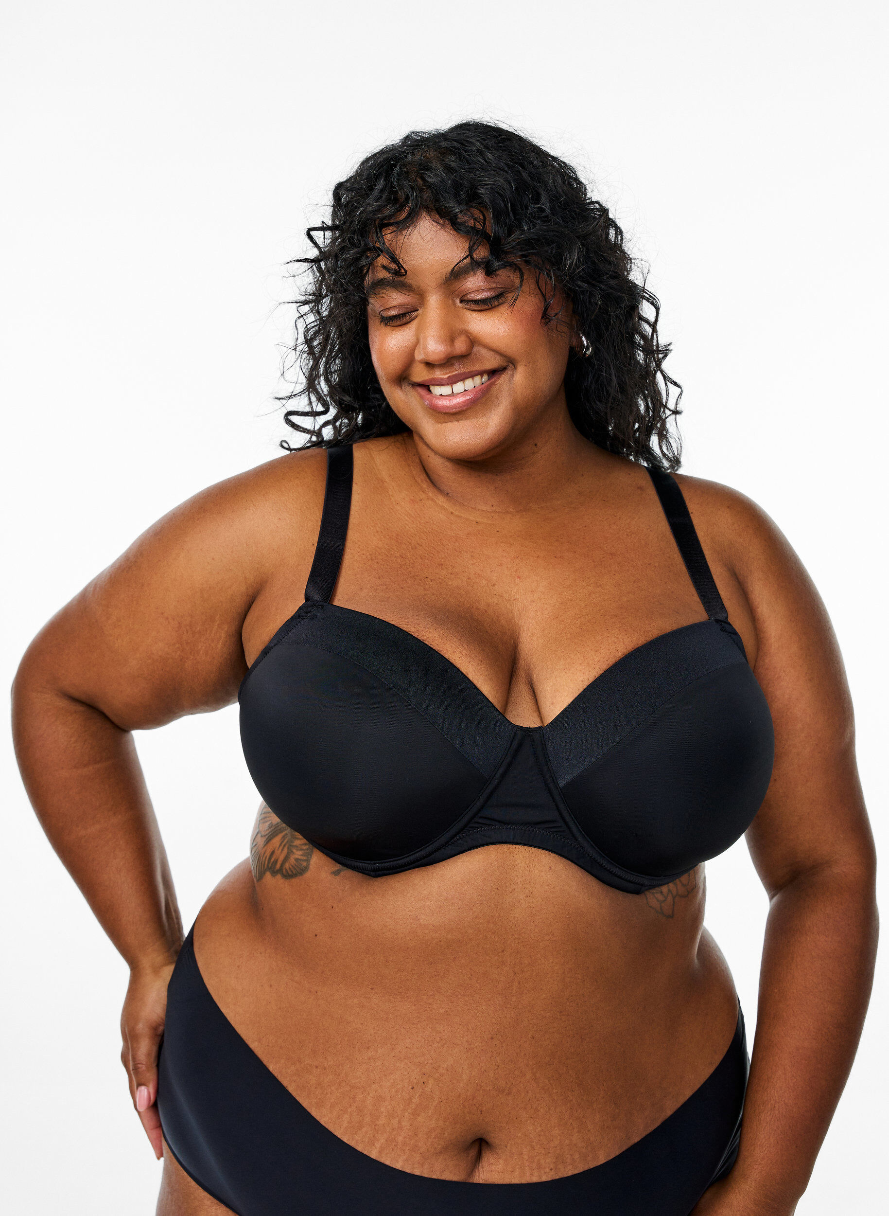 Soutien-gorge moul&eacute; en microfibre avec des d&eacute;tails en satin, Noir, Model