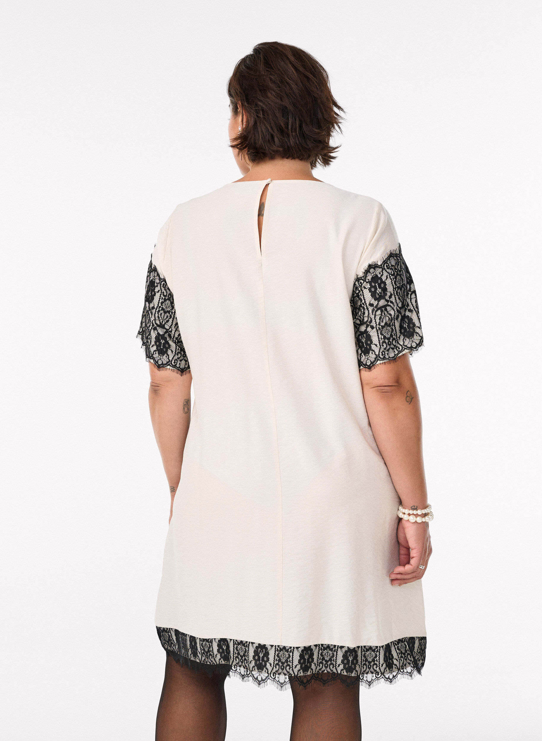 ZizziRobe courte avec des empi&egrave;cements en dentelle contrastants, Beige, Model image number 2