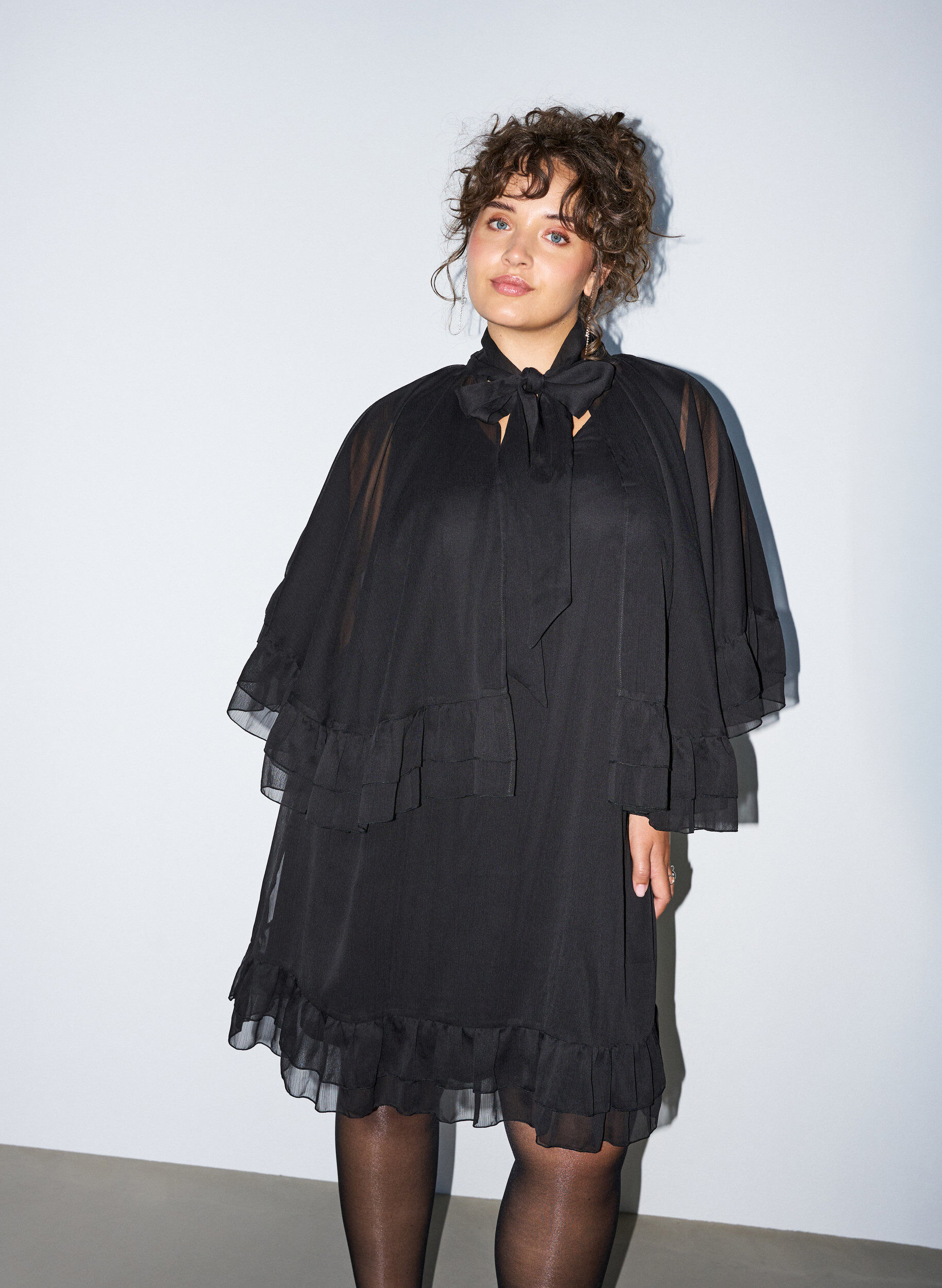 ZizziRobe sans manches avec cape en mousseline, Noir, Model image number 0