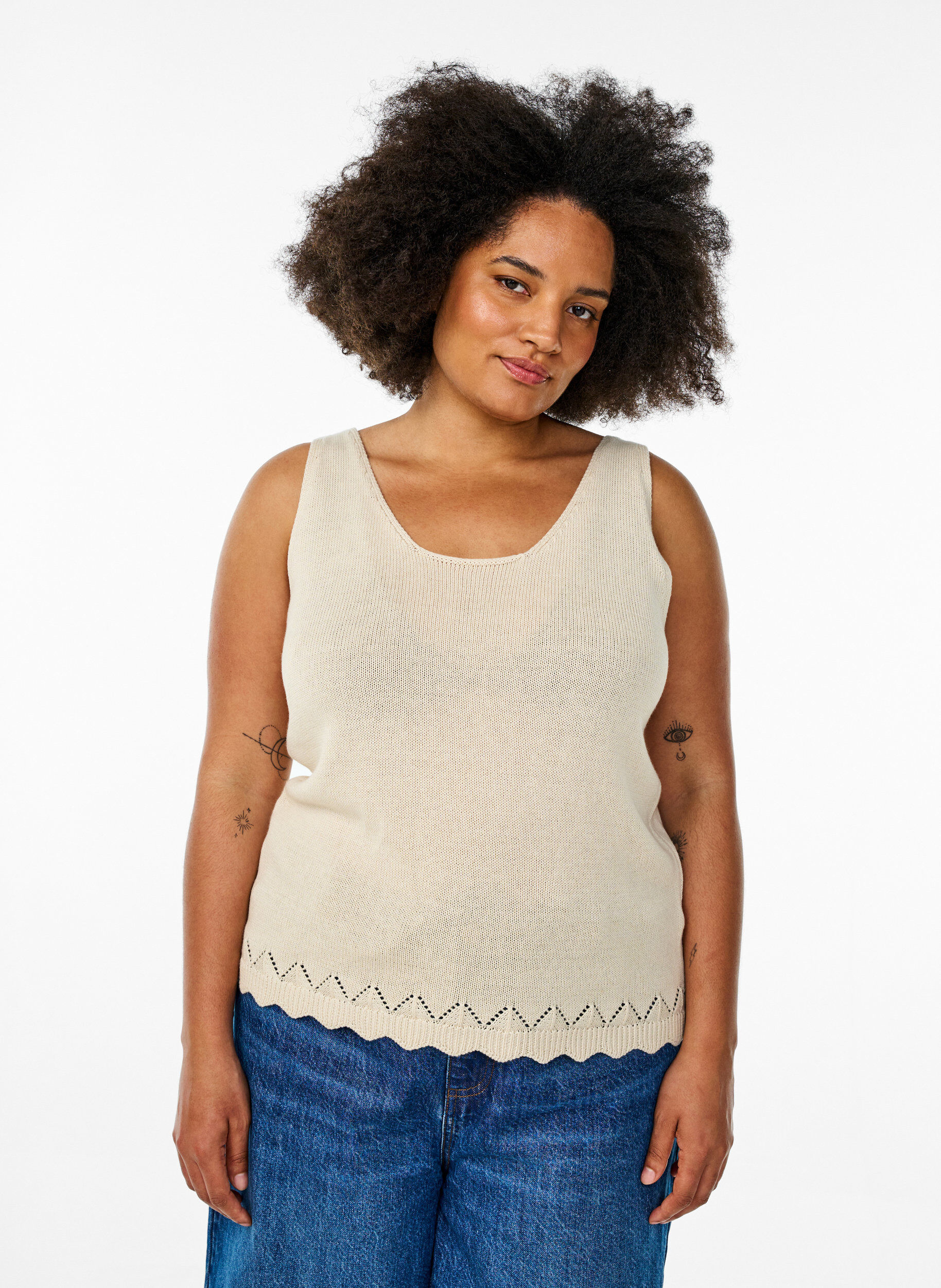 Zizzi Top sans manches en maille avec bord festonn&eacute;, Sandshell, Model image number 0