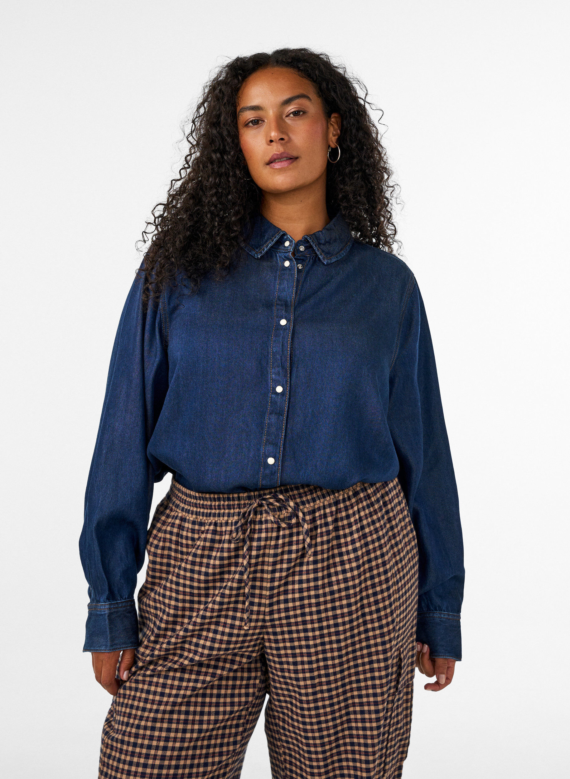 Chemise en jean en lyocell avec boutons-pression, Bleu, Model