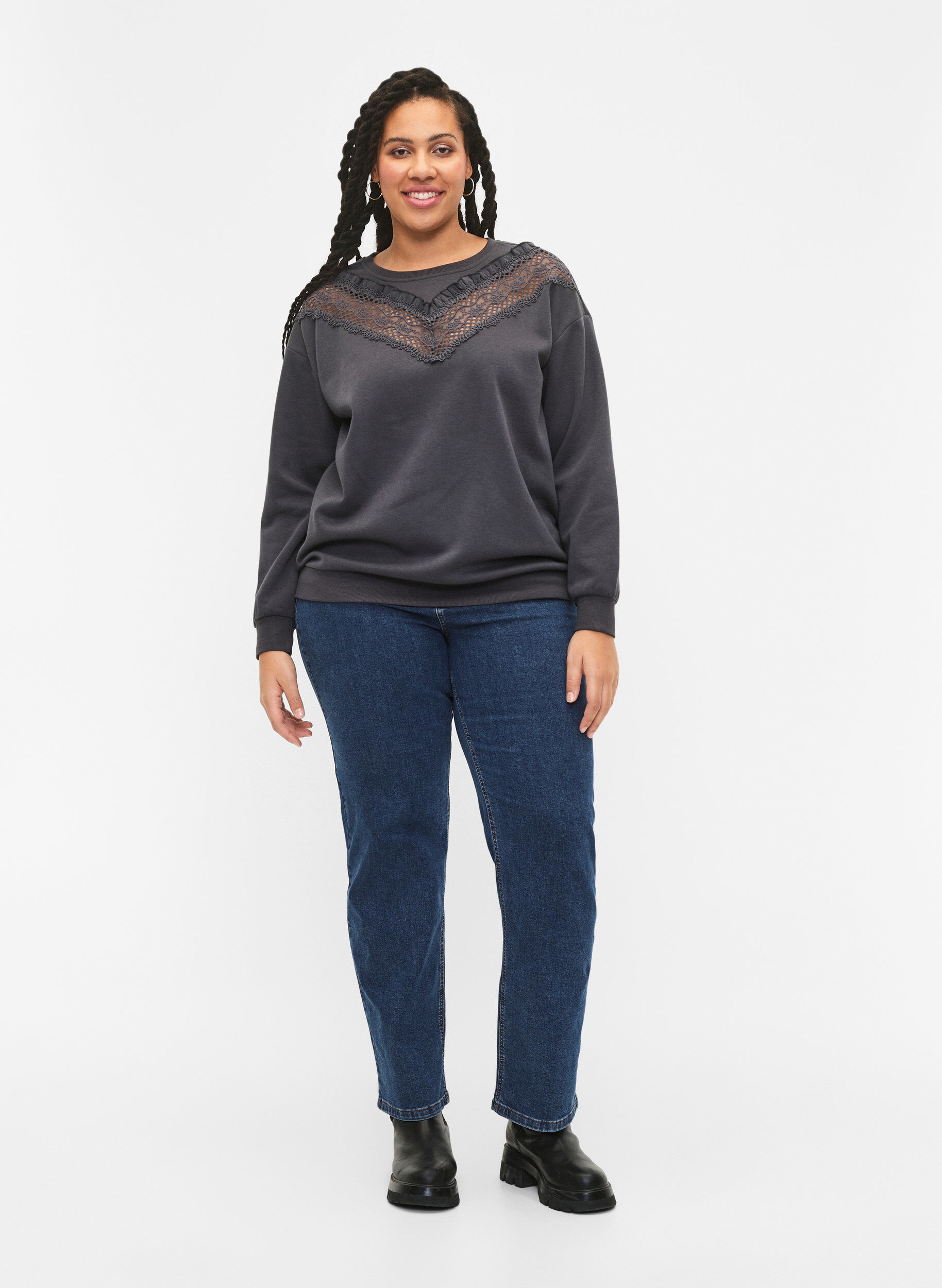 Zizzi Sweatshirt avec volants et d&eacute;tail de crochet, Dark Grey, Model image number 2