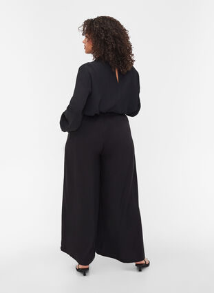 Pantalon en viscose uni avec largeur, Black, Model image number 1