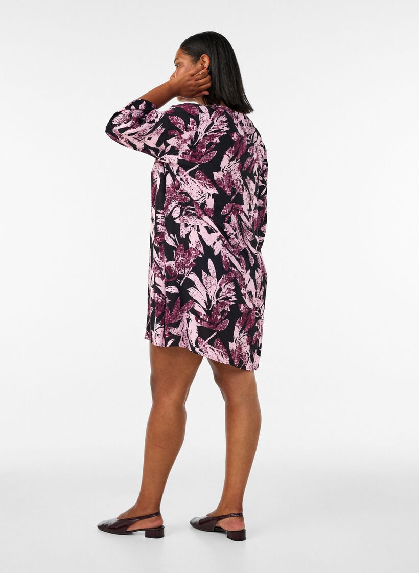 Robe courte fleurie en viscose &agrave; manches 3/4, Noir, Model image number 2