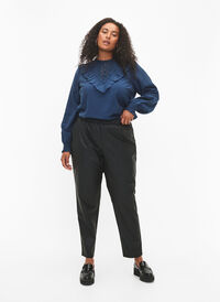 Pantalon en imitation cuir avec des poches, Black, Model